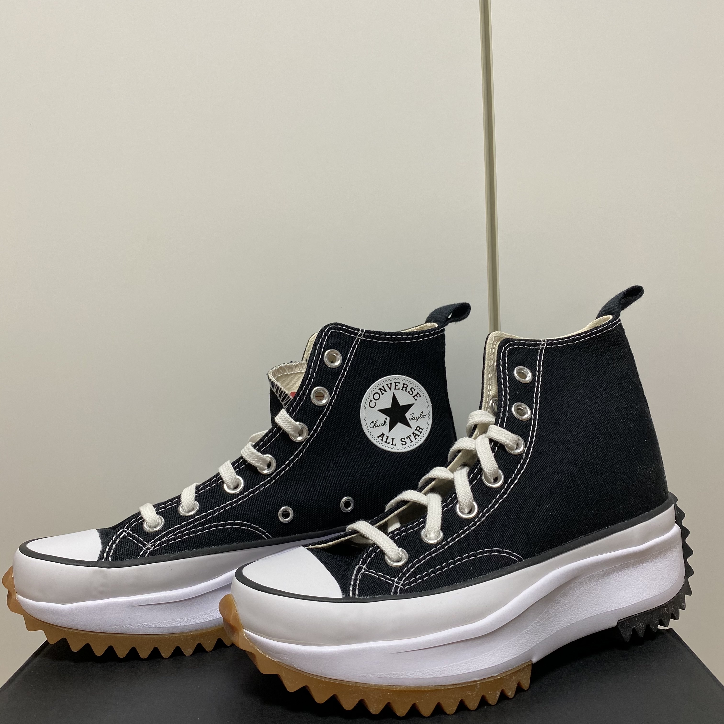 Converse Run Star Hike Hi Black White Gum 착용 스타일