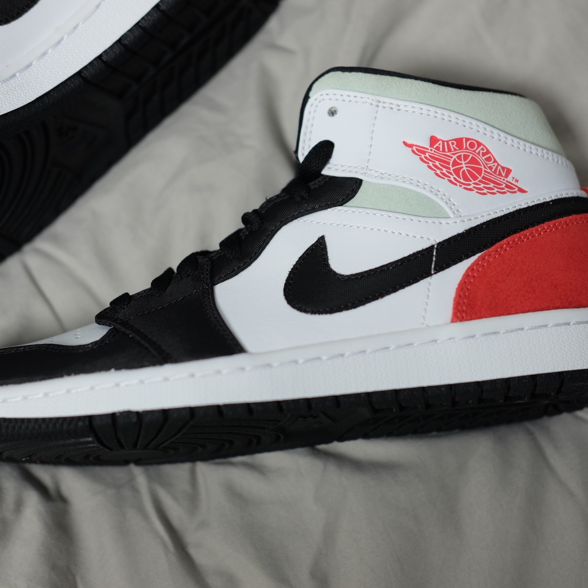 Jordan 1 Mid SE Track Red 착용 스타일 - 2