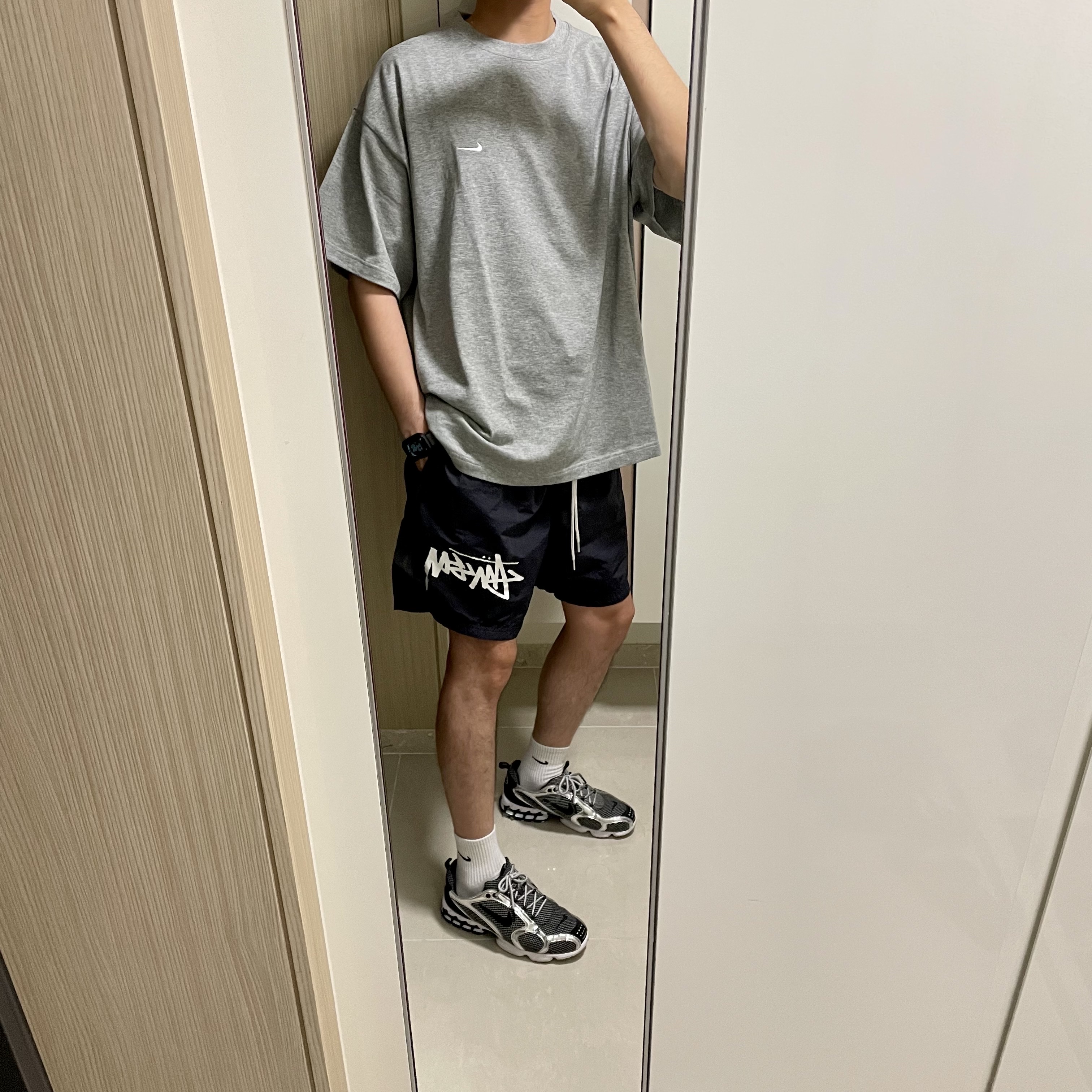 Nike NRG Solo Swoosh T-Shirt Dark Grey Heather - US/EU, Nike x Stussy Water Shorts Off Noir 착용 스타일