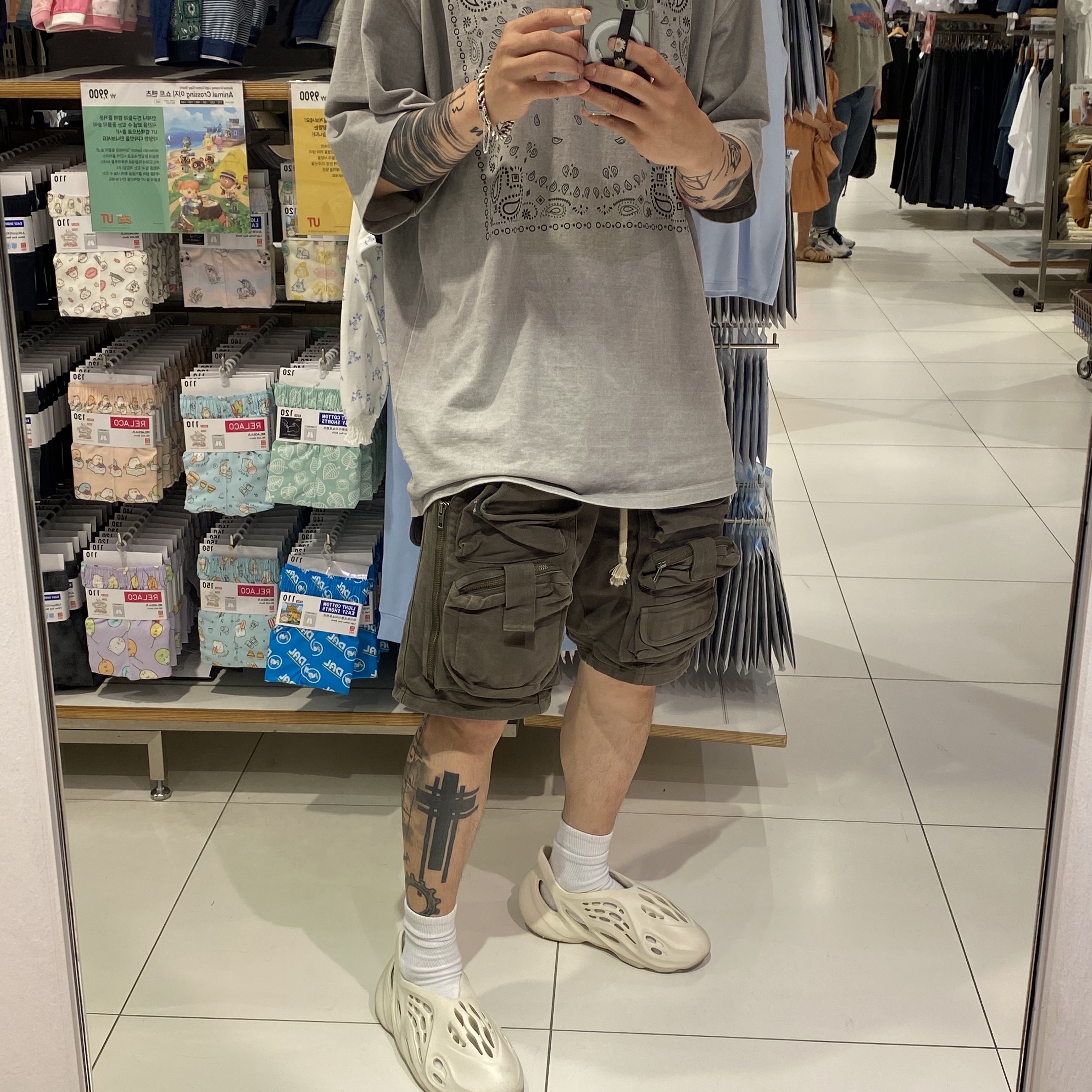 Adidas Yeezy Foam RNNR Sand 착용 스타일