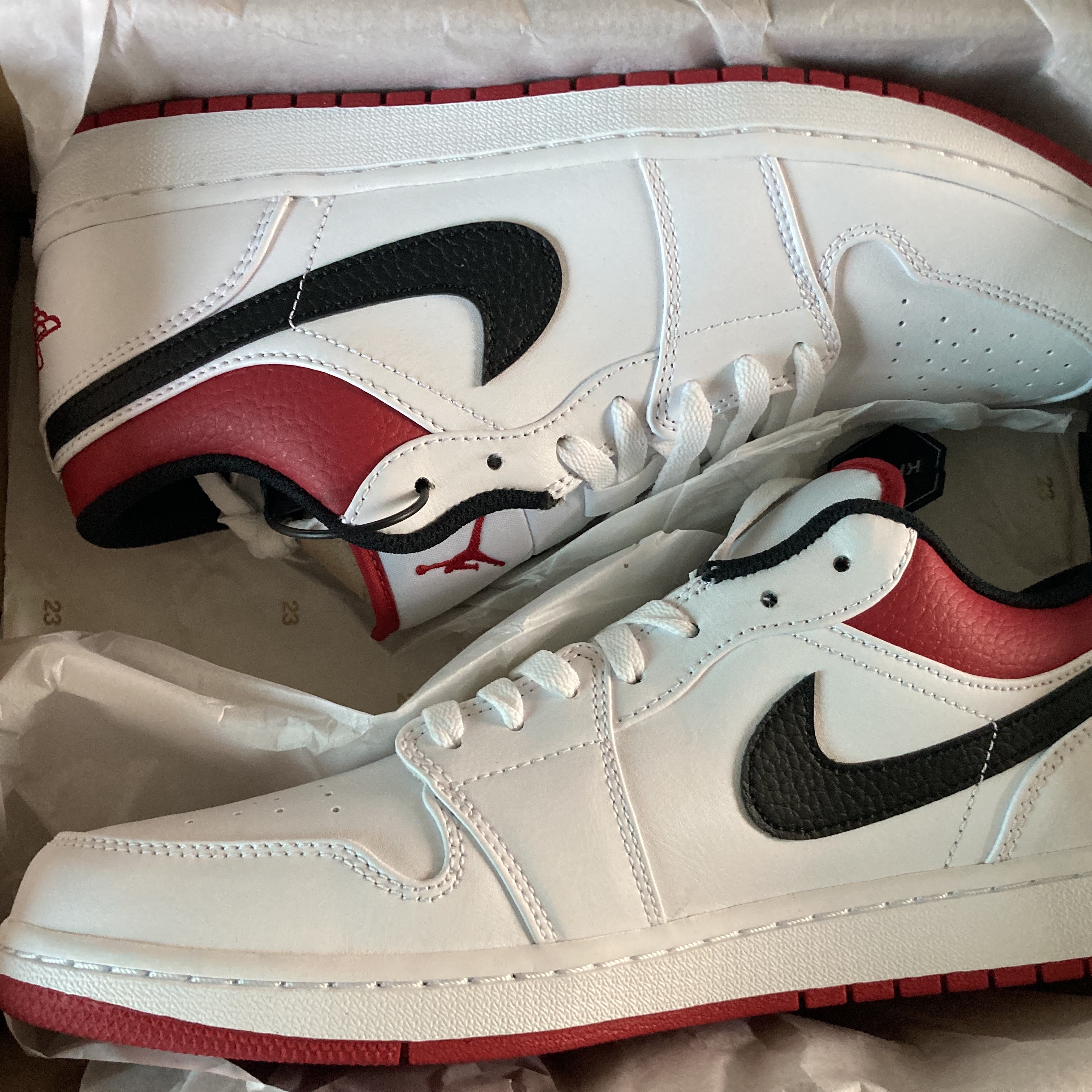 Jordan 1 Low White Red Black 착용 스타일 - 3