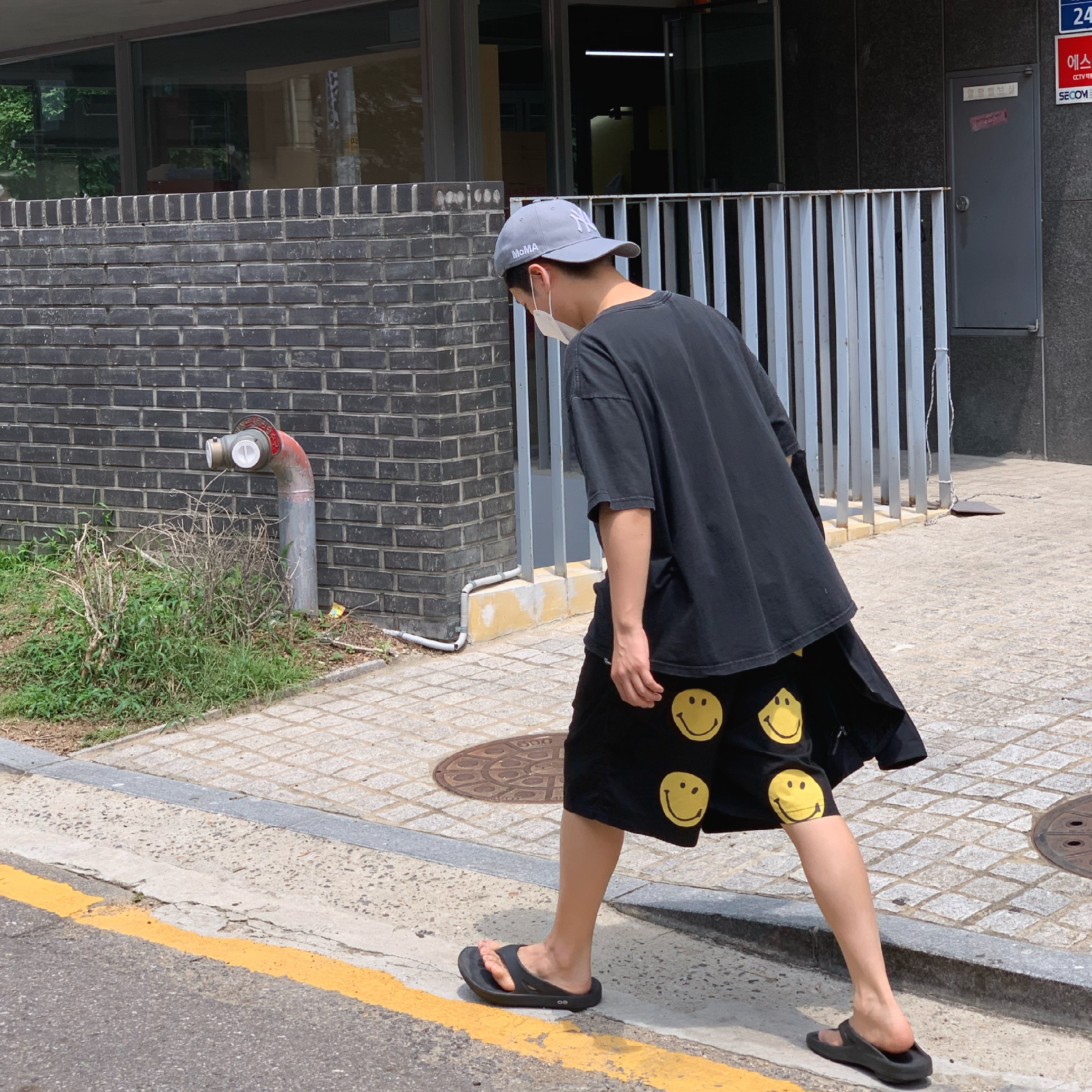 Oofos OOriginal Black 착용 스타일