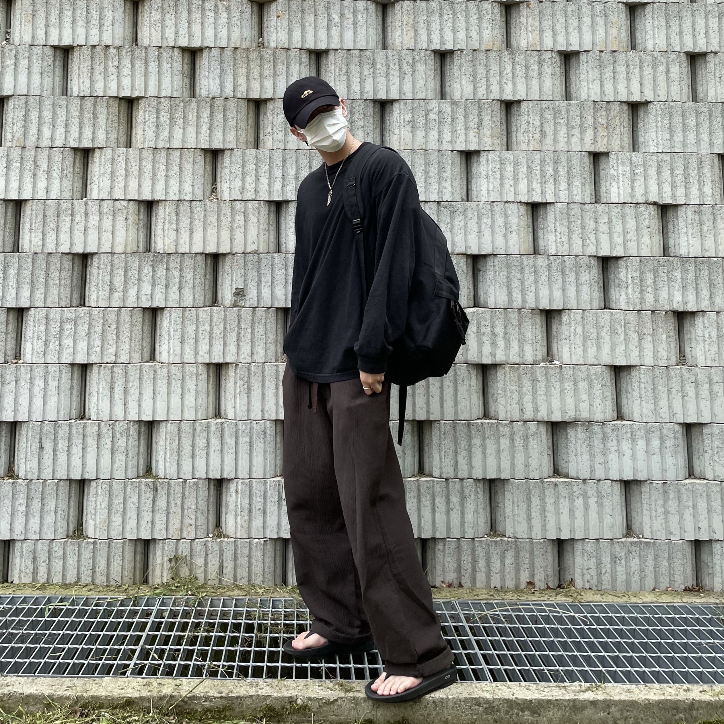 Oofos OOriginal Black 착용 스타일 - 1