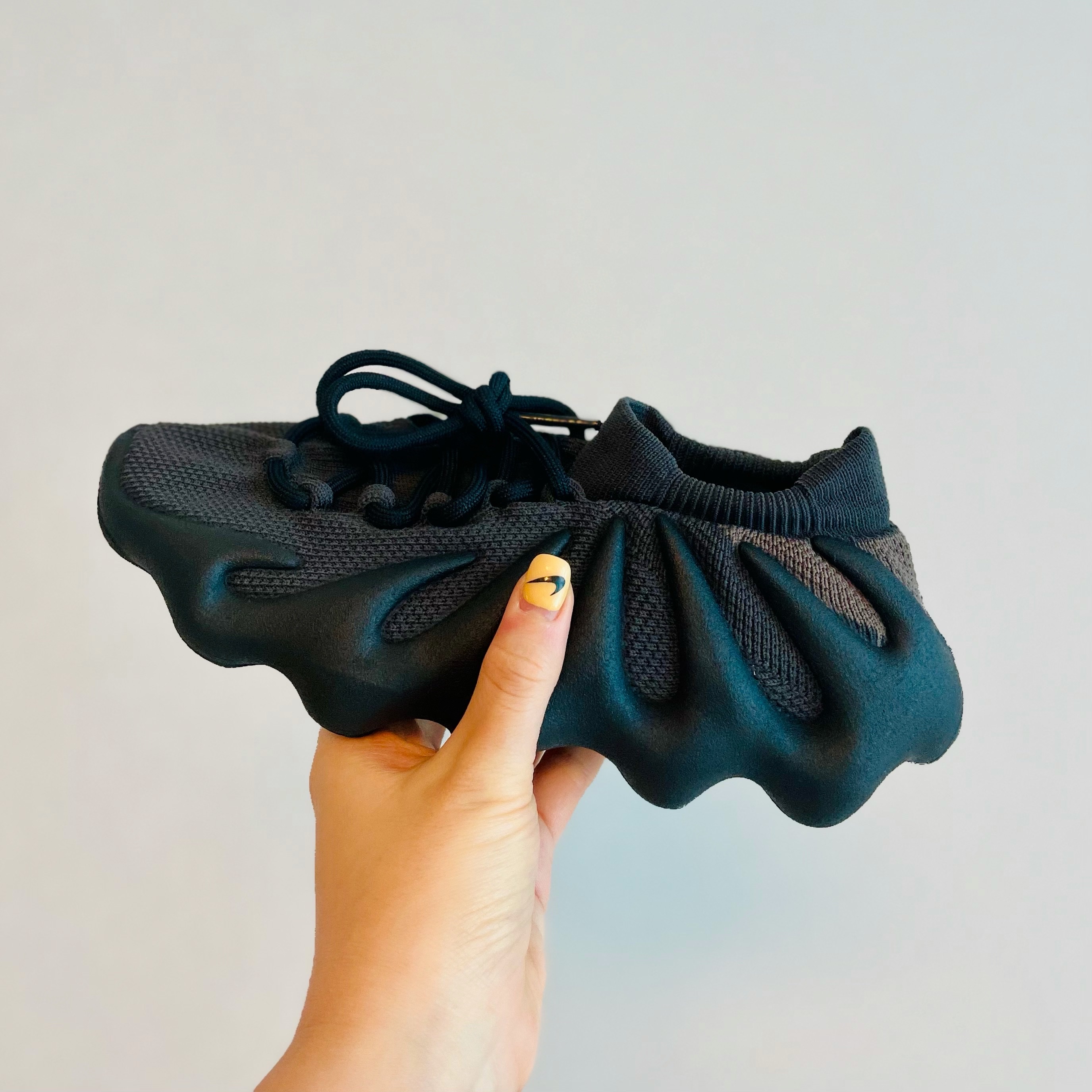 Adidas Yeezy 450 Dark Slate 착용 스타일