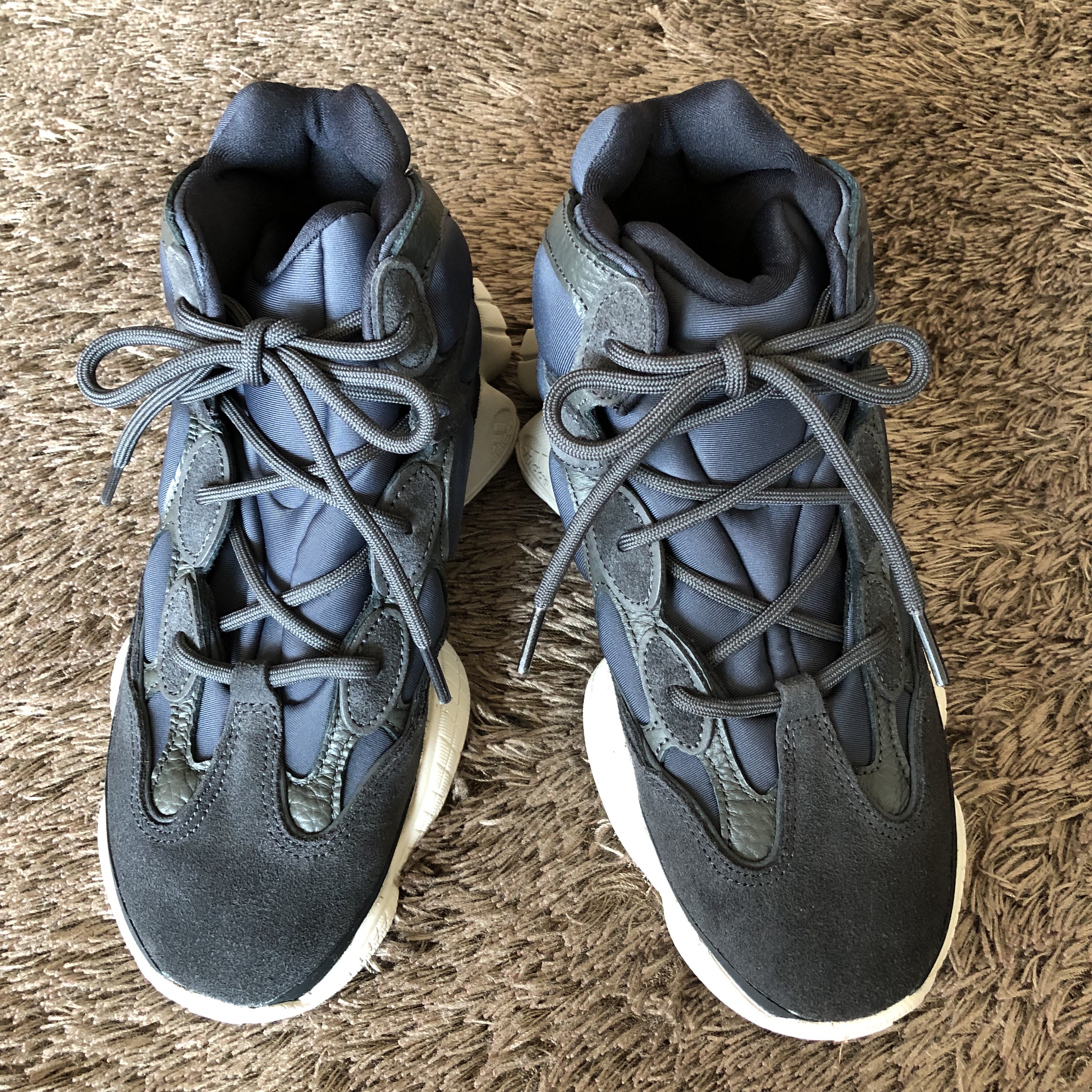 Adidas Yeezy 500 High Slate 착용 스타일 - 2
