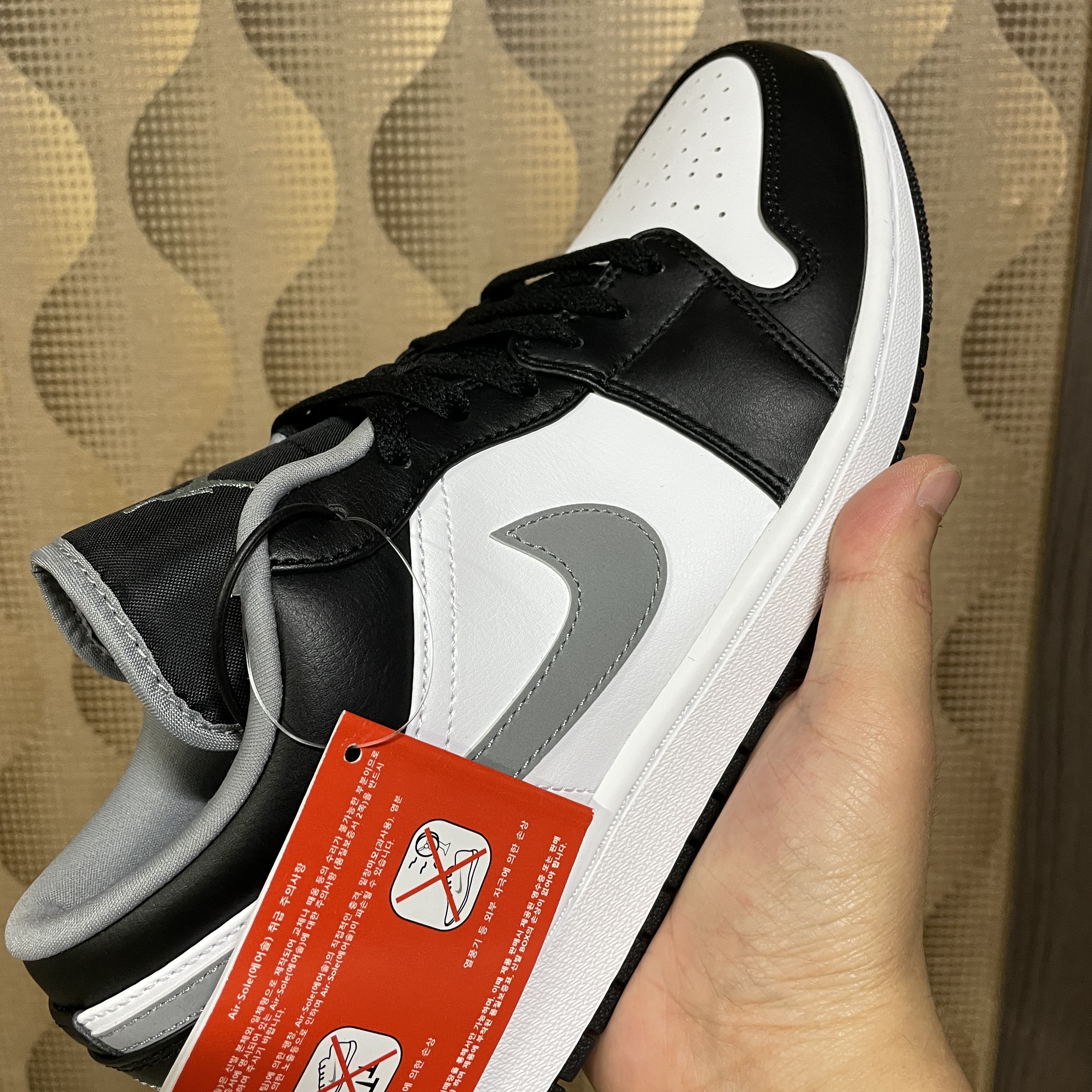 Jordan 1 Low Black Particle Grey 착용 스타일 - 2
