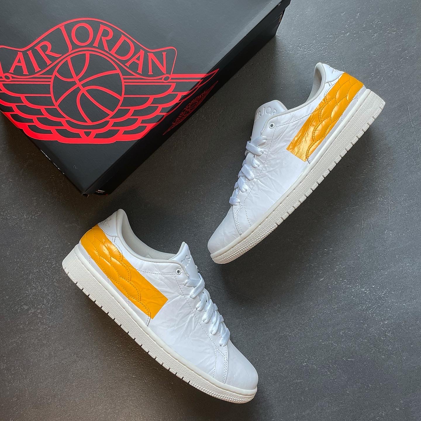 Jordan 1 Centre Court White University Gold 착용 스타일 - 1