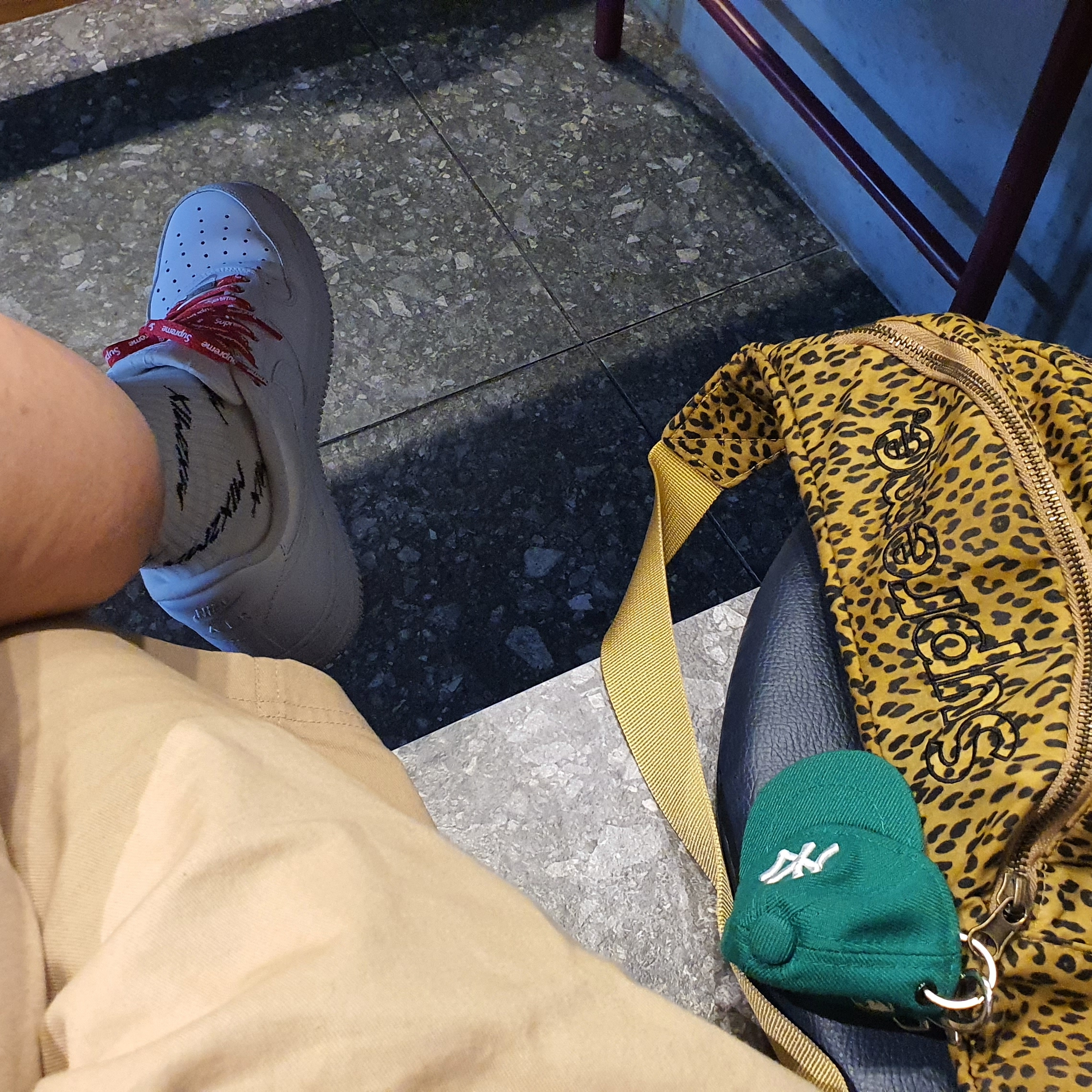 Supreme Contrast Stitch Pocket T-Shirt White - 20SS, Nike x Supreme Air Force 1 Low White 착용 스타일 - 2