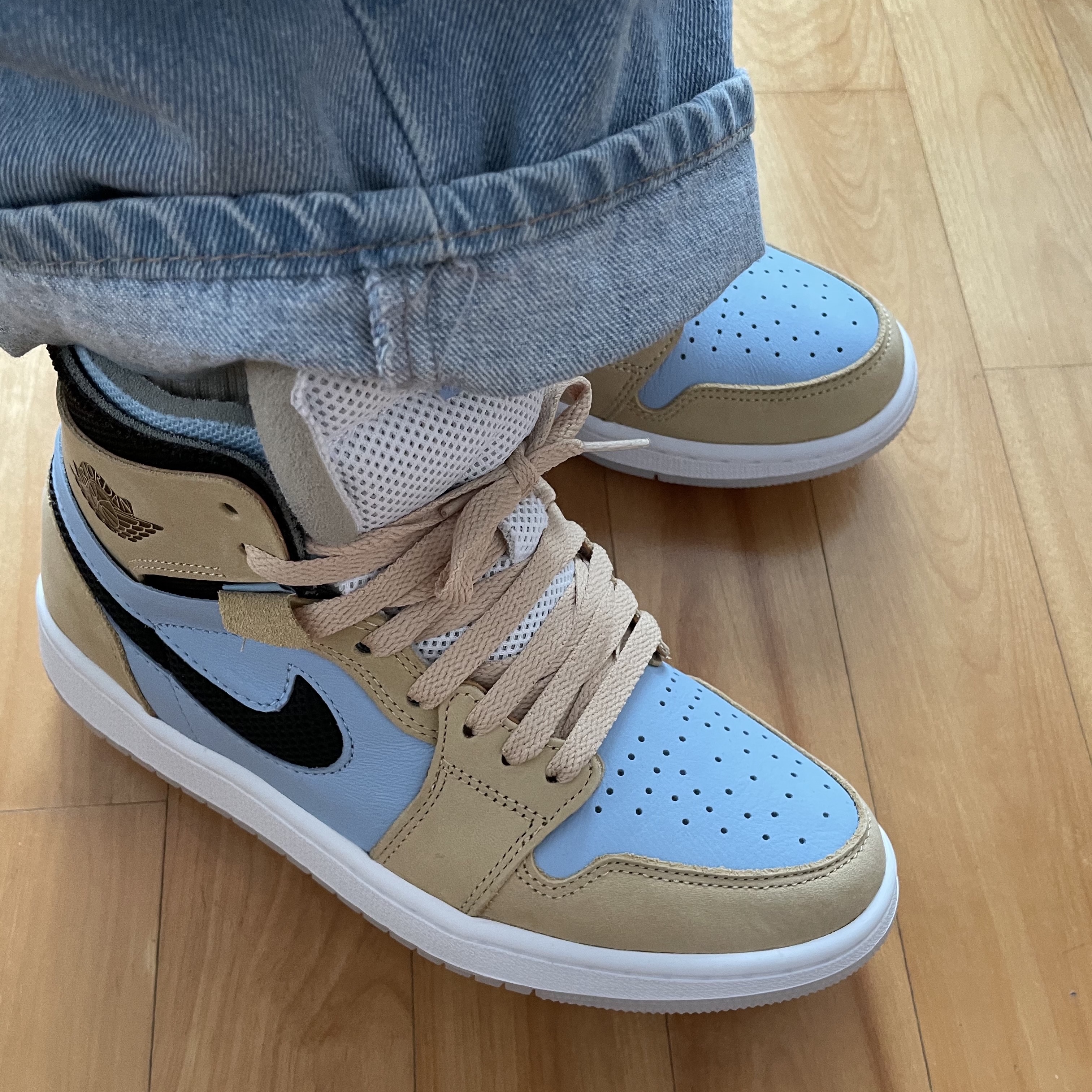 (W) Jordan 1 Zoom Air CMFT Psychic Blue Sesame 착용 스타일 - 1