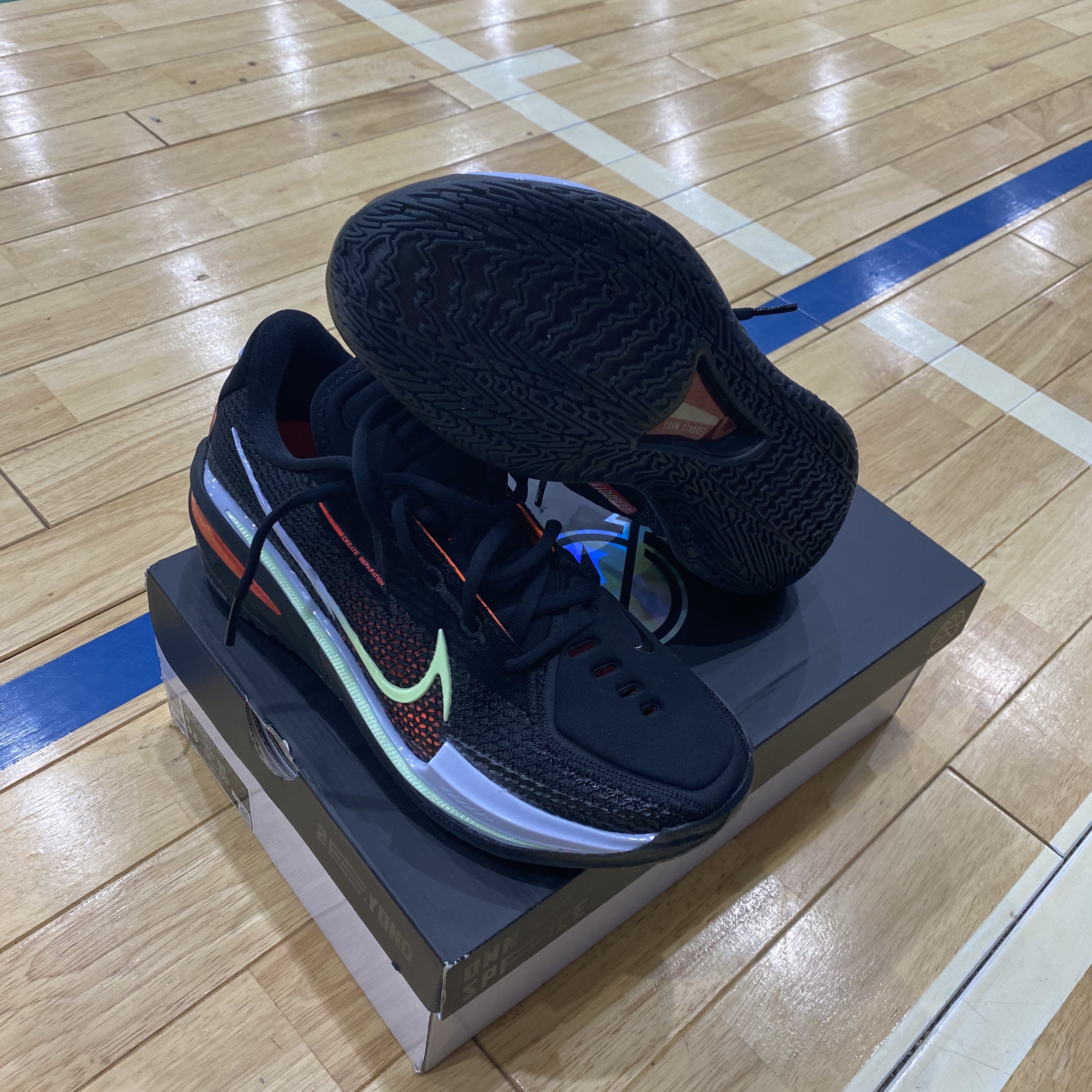 Nike Air Zoom GT Cut Black Hyper Crimson 착용 스타일 - 2