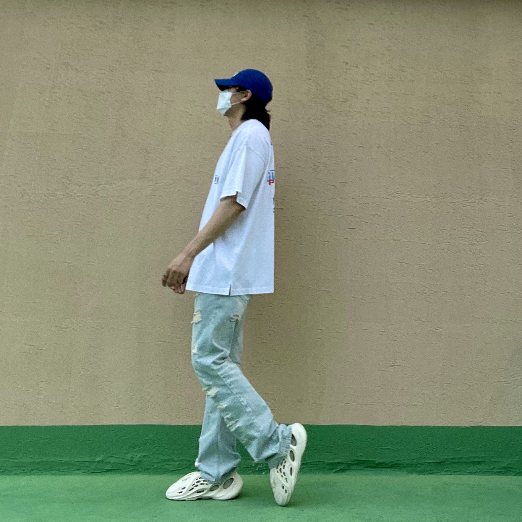 Adidas Yeezy Foam RNNR Sand 착용 스타일