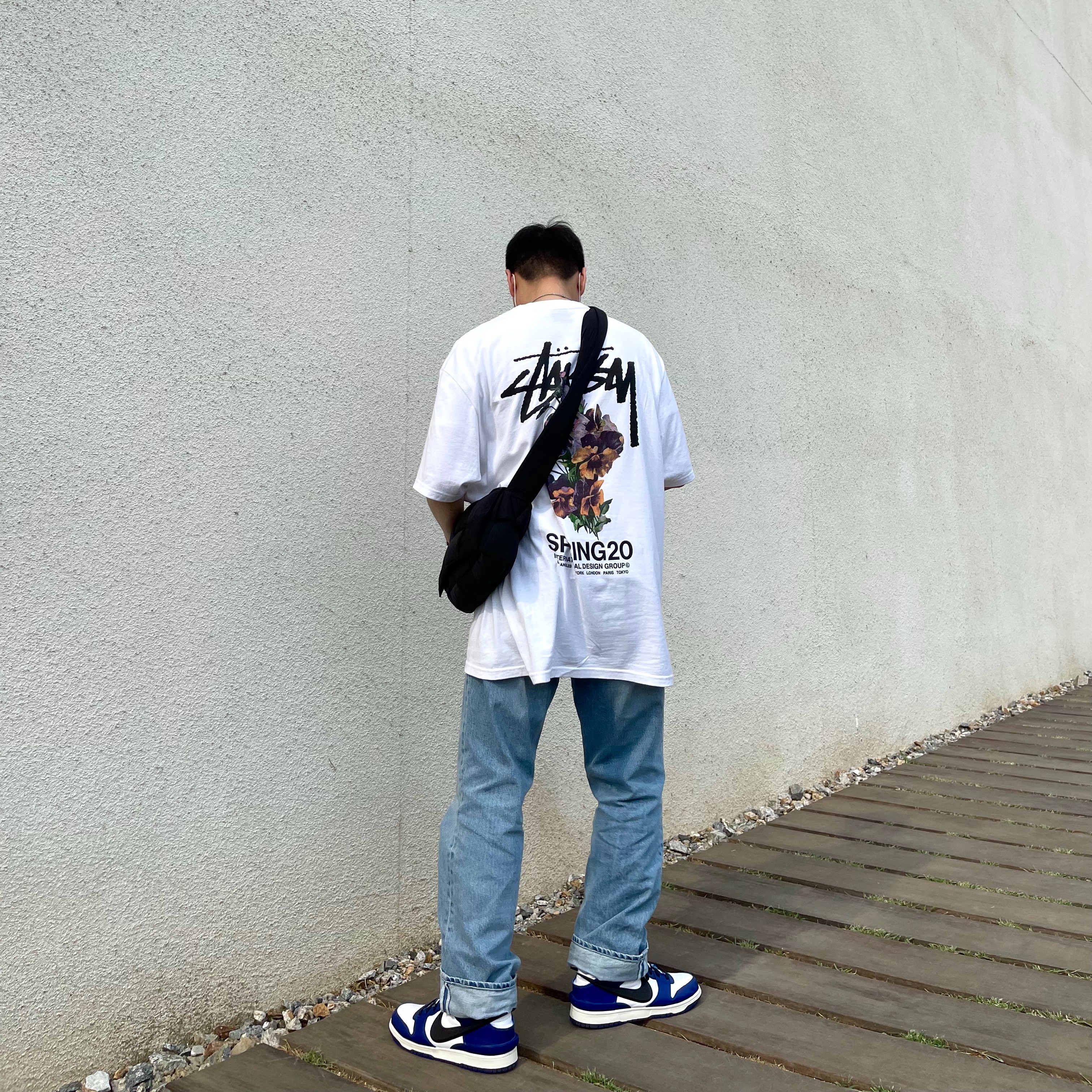 Nike x Ambush Dunk High Deep Royal Blue, Stussy Bouquet T-Shirt White 착용 스타일