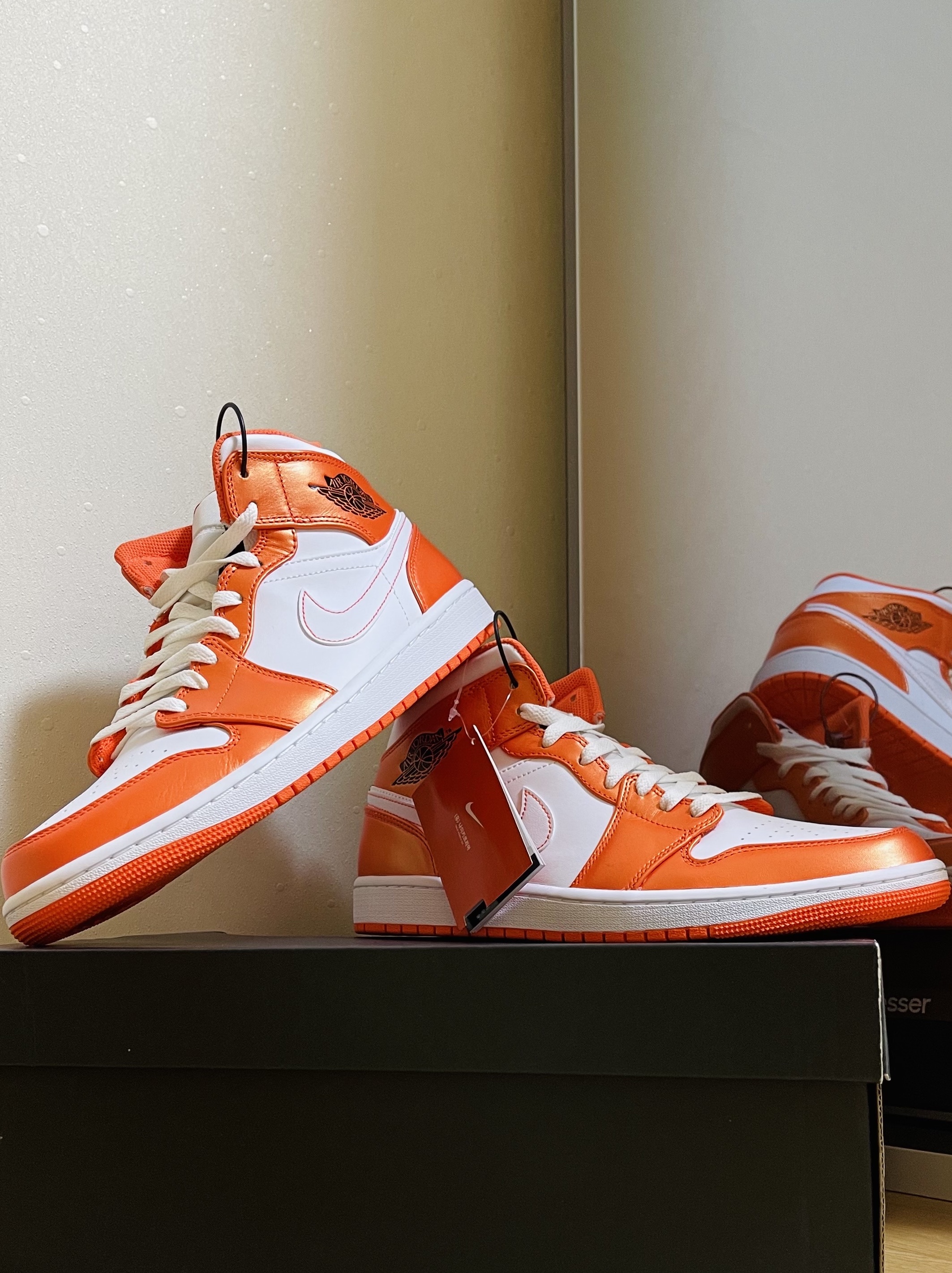 Jordan 1 Mid SE Electro Orange 착용 스타일