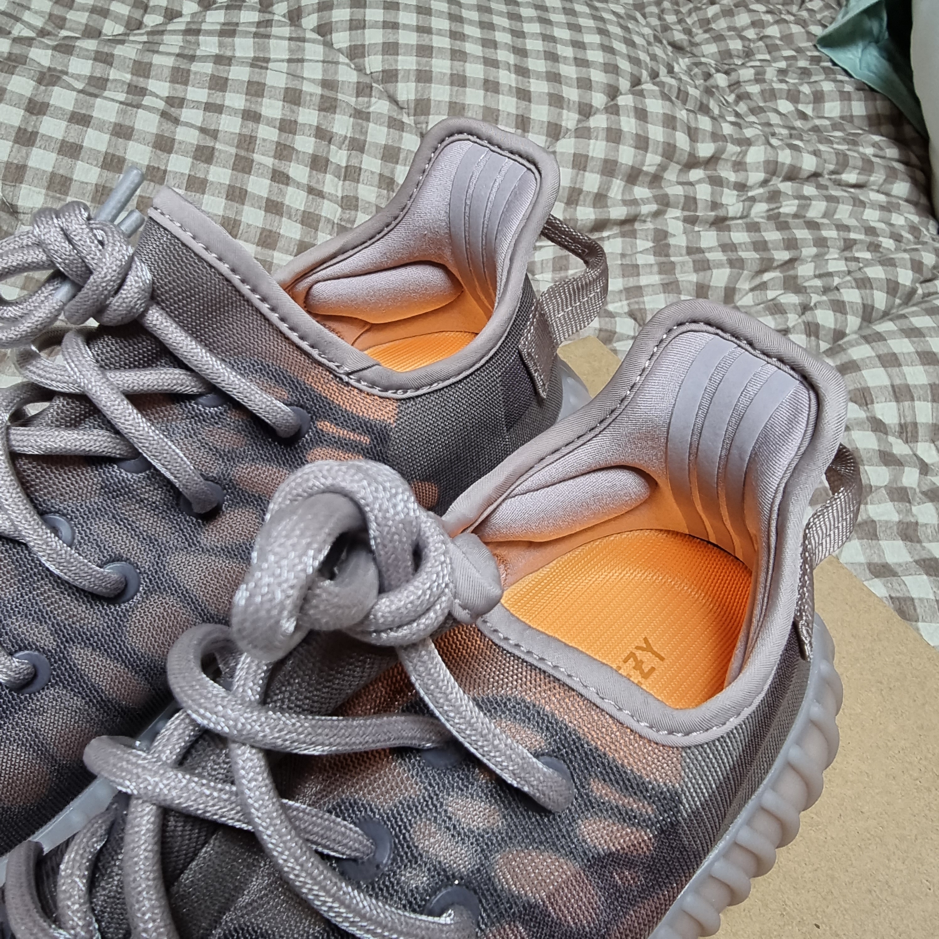 Adidas Yeezy Boost 350 V2 Mono Mist 착용 스타일 - 3