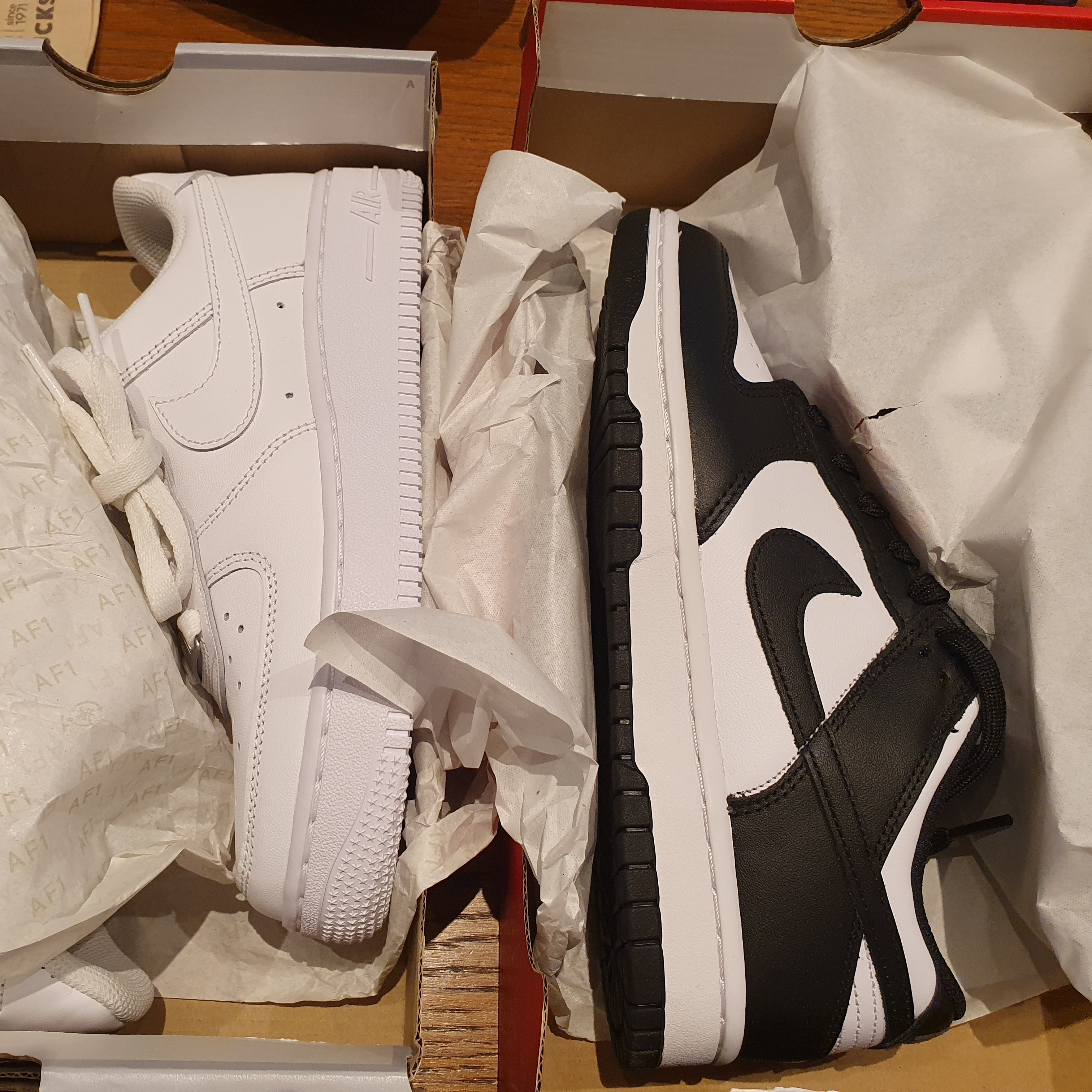(W) Nike Dunk Low Black, (W) Nike Air Force 1 '07 Low White 착용 스타일