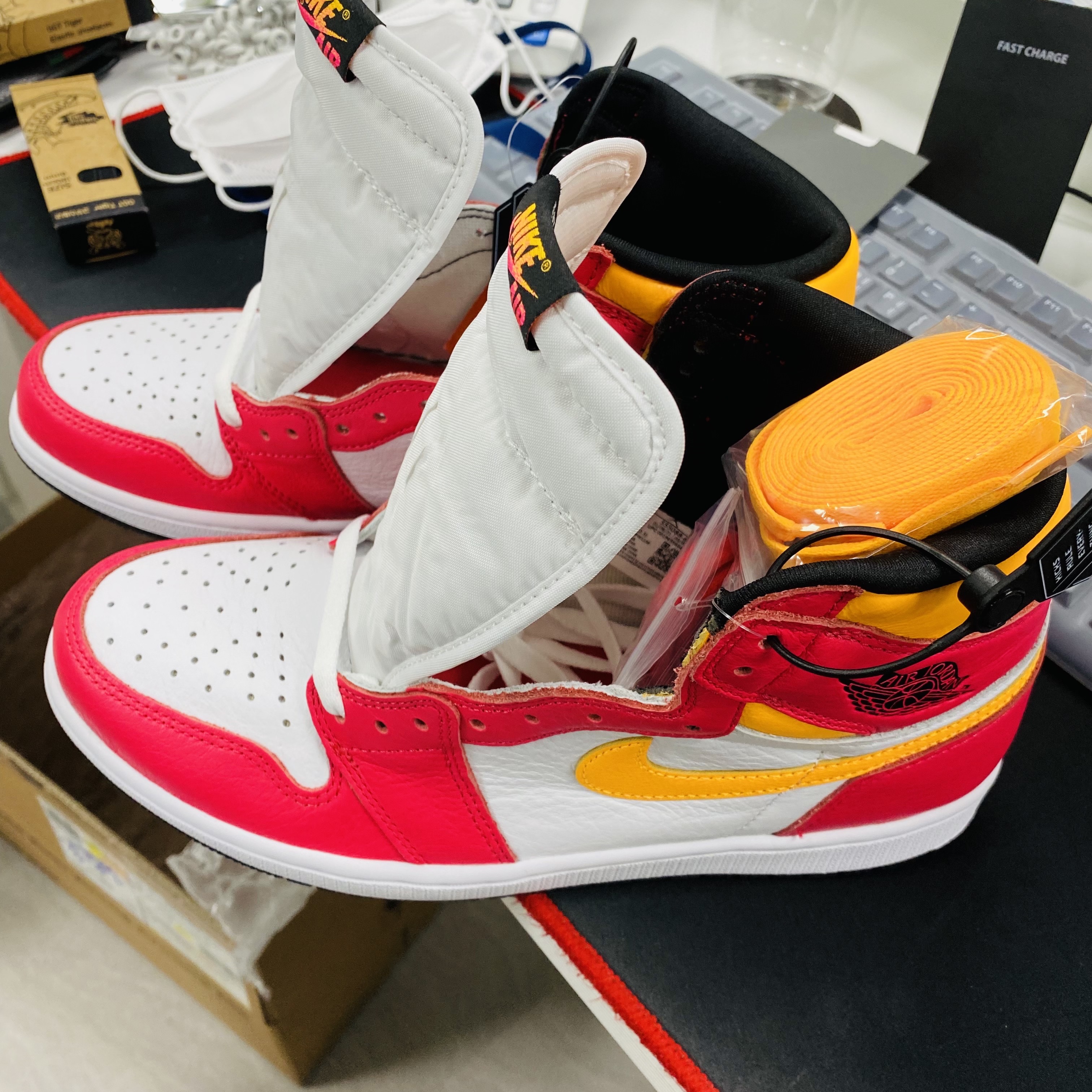 Jordan 1 Retro High OG Light Fusion Red 착용 스타일