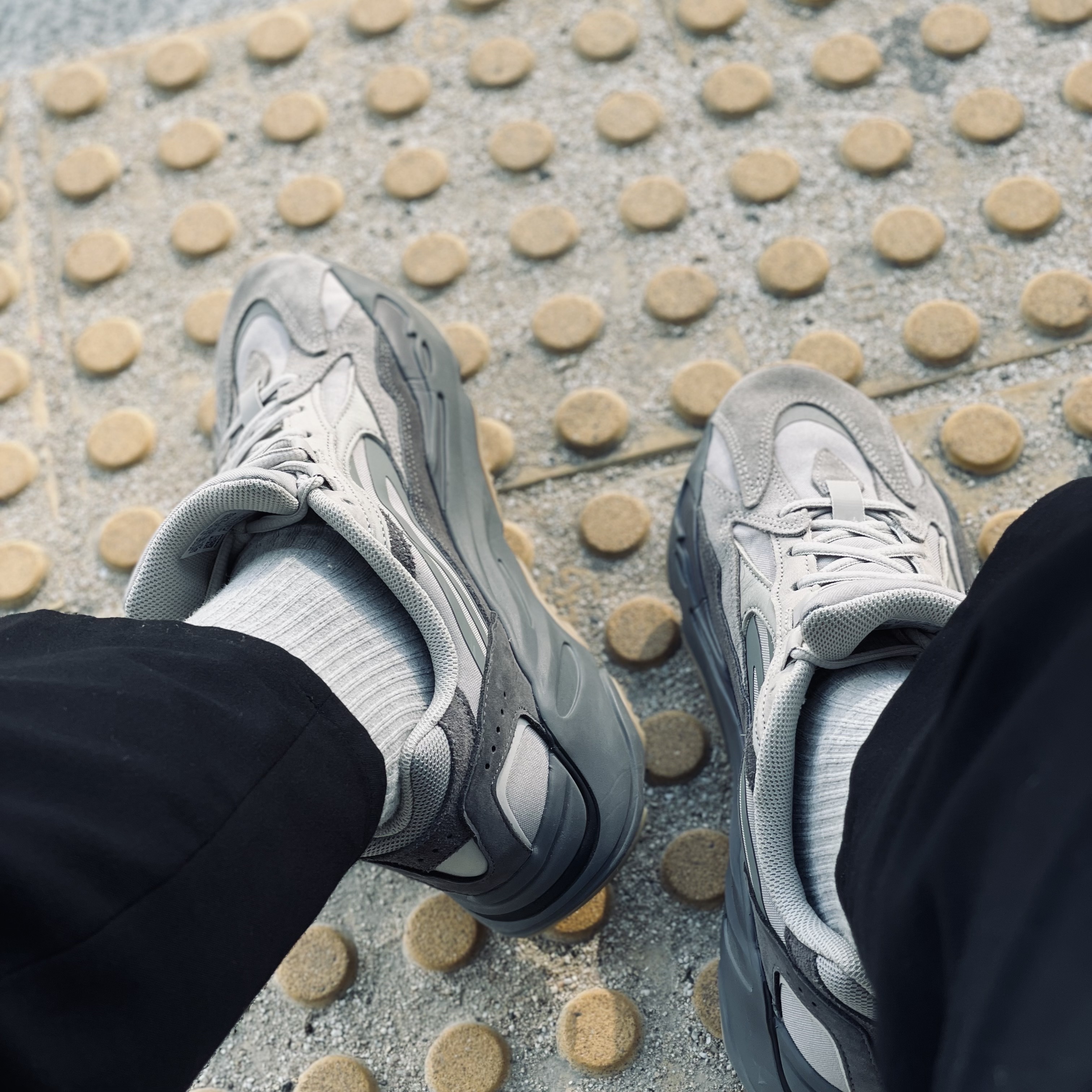 Adidas Yeezy Boost 700 V2 Tephra 착용 스타일