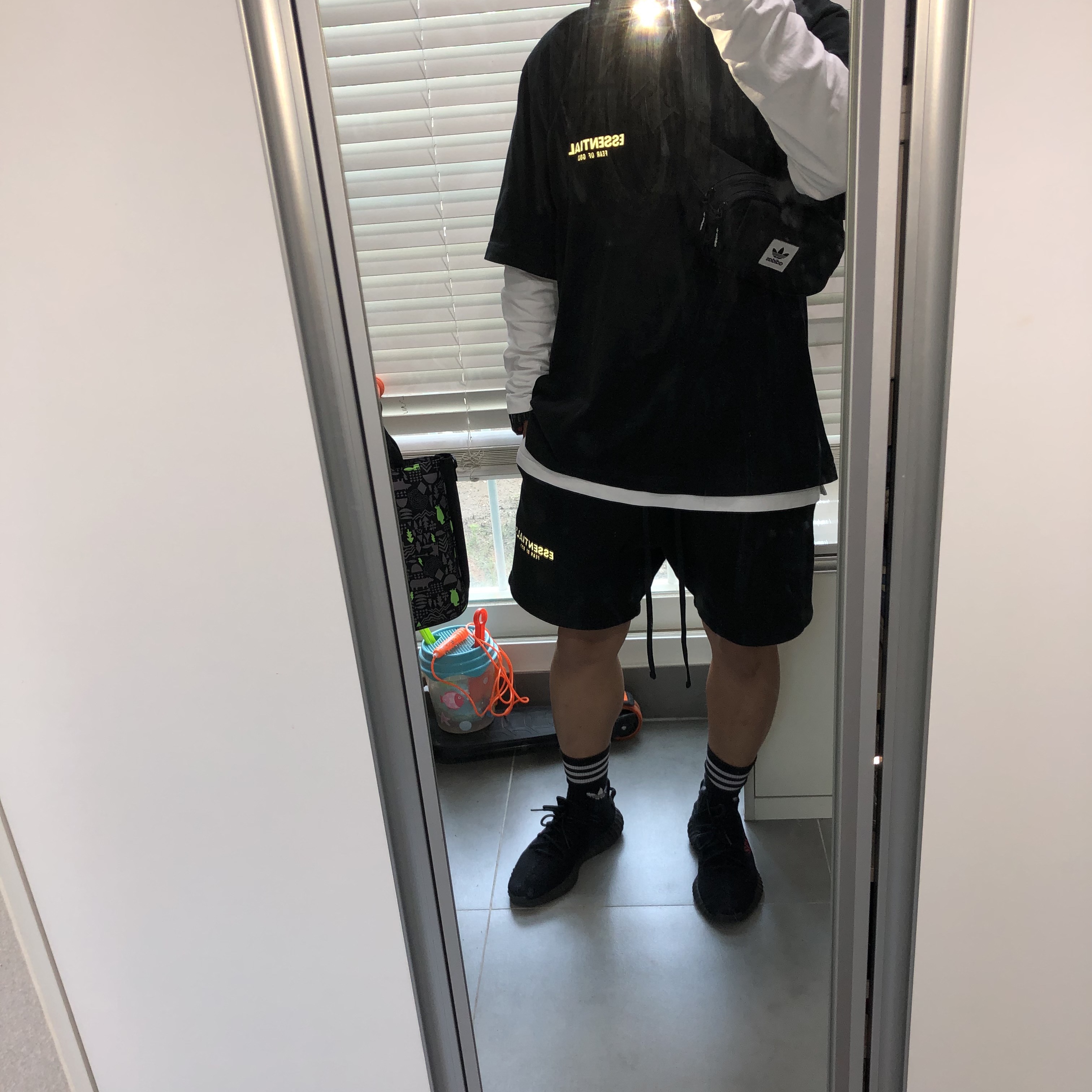 Adidas Yeezy Boost 350 V2 Black Red 2020, Essentials Sweatshorts Black - 21SS 착용 스타일 - 2