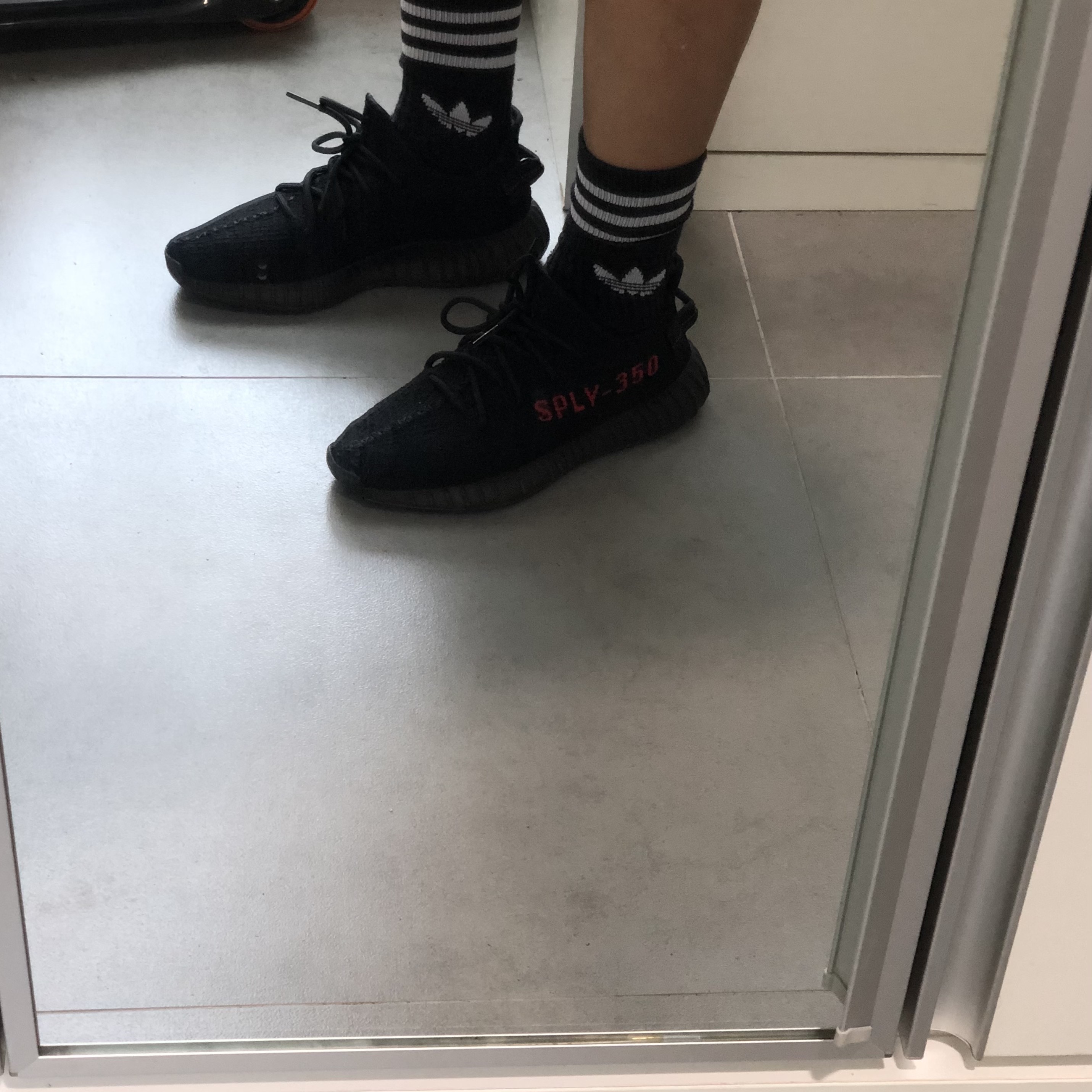 Adidas Yeezy Boost 350 V2 Black Red 2020, Essentials Sweatshorts Black - 21SS 착용 스타일 - 3