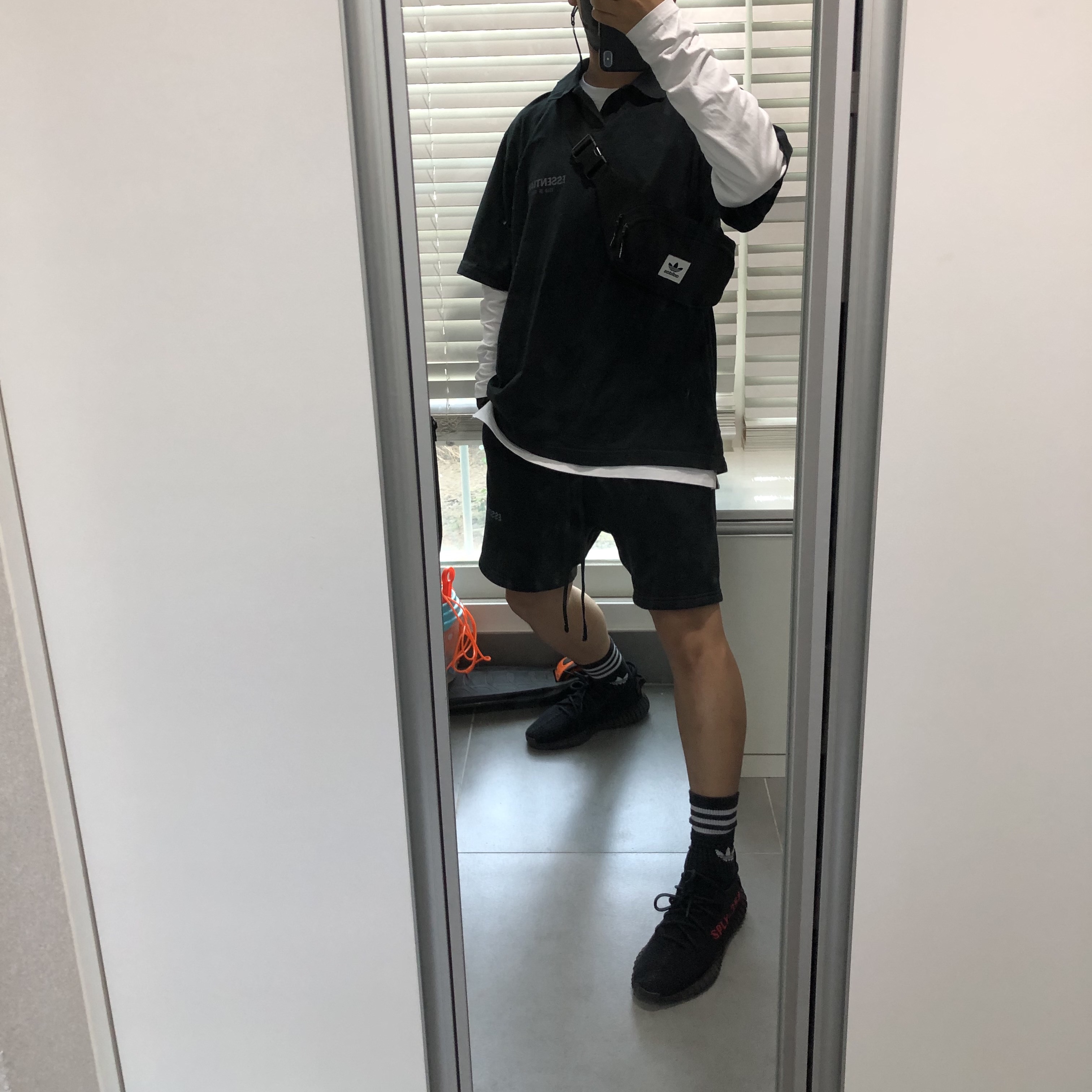Adidas Yeezy Boost 350 V2 Black Red 2020, Essentials Sweatshorts Black - 21SS 착용 스타일 - 1