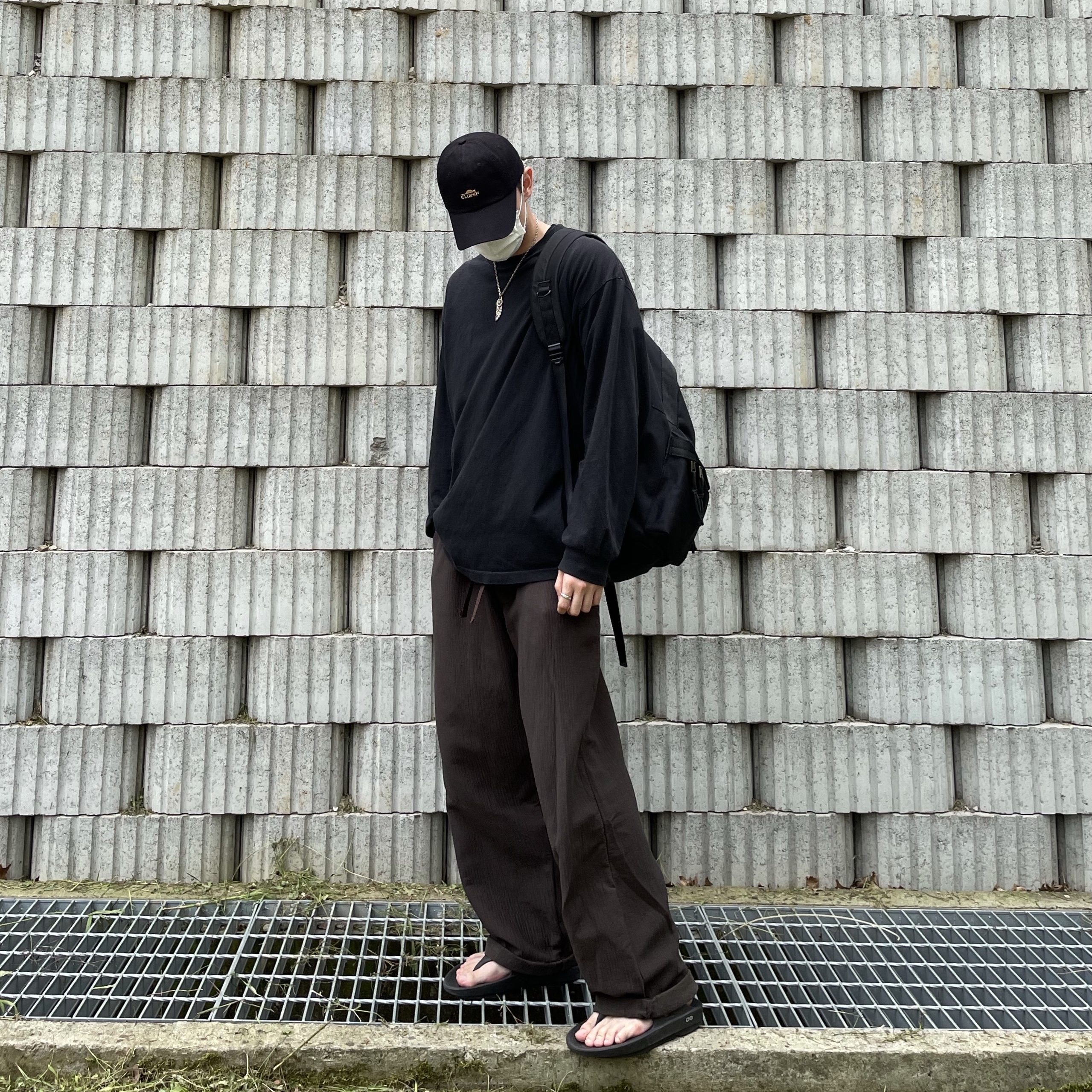 Oofos OOriginal Black 착용 스타일 - 2