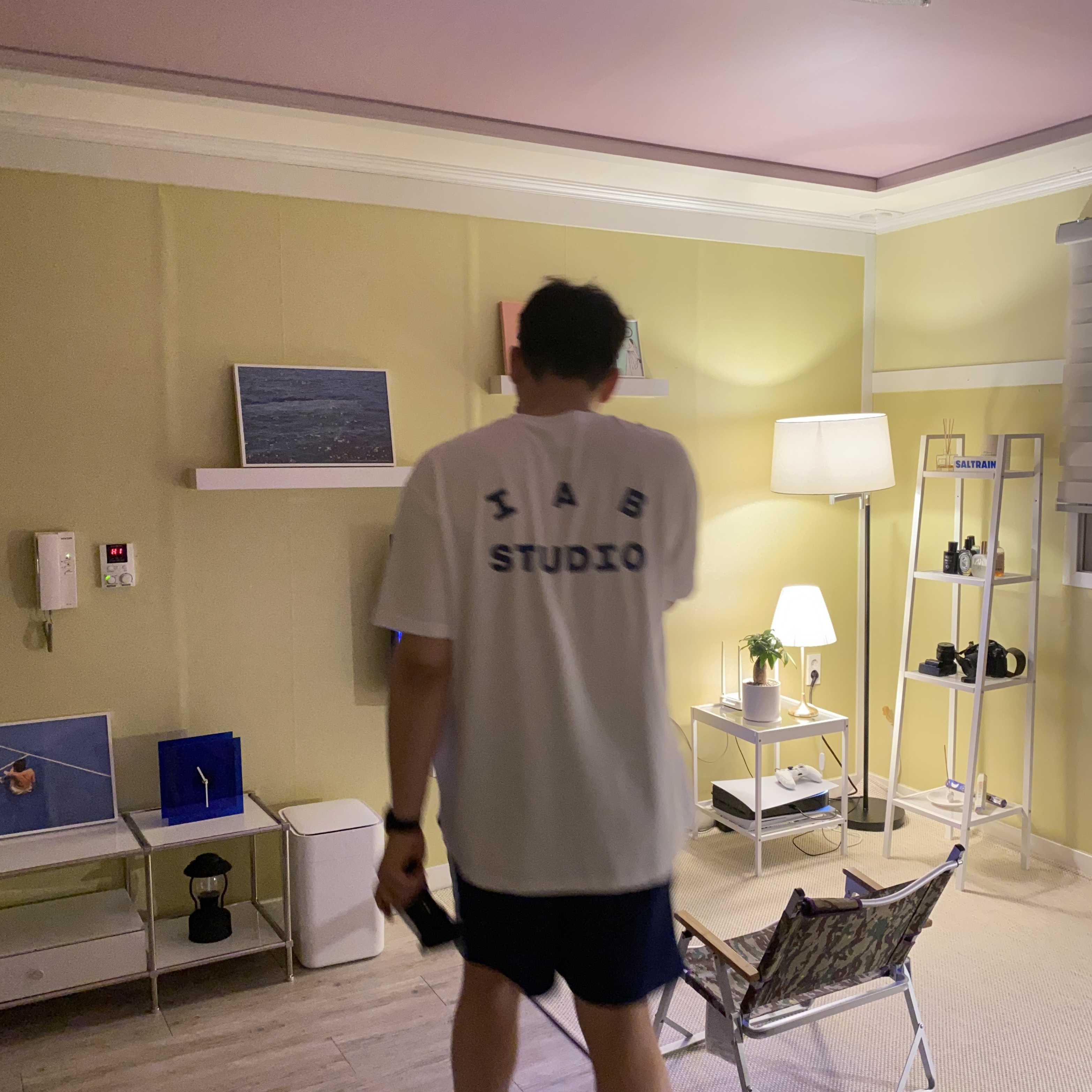 IAB Studio T-Shirt White, IAB Studio Track Shorts Navy - 21SS 착용 스타일