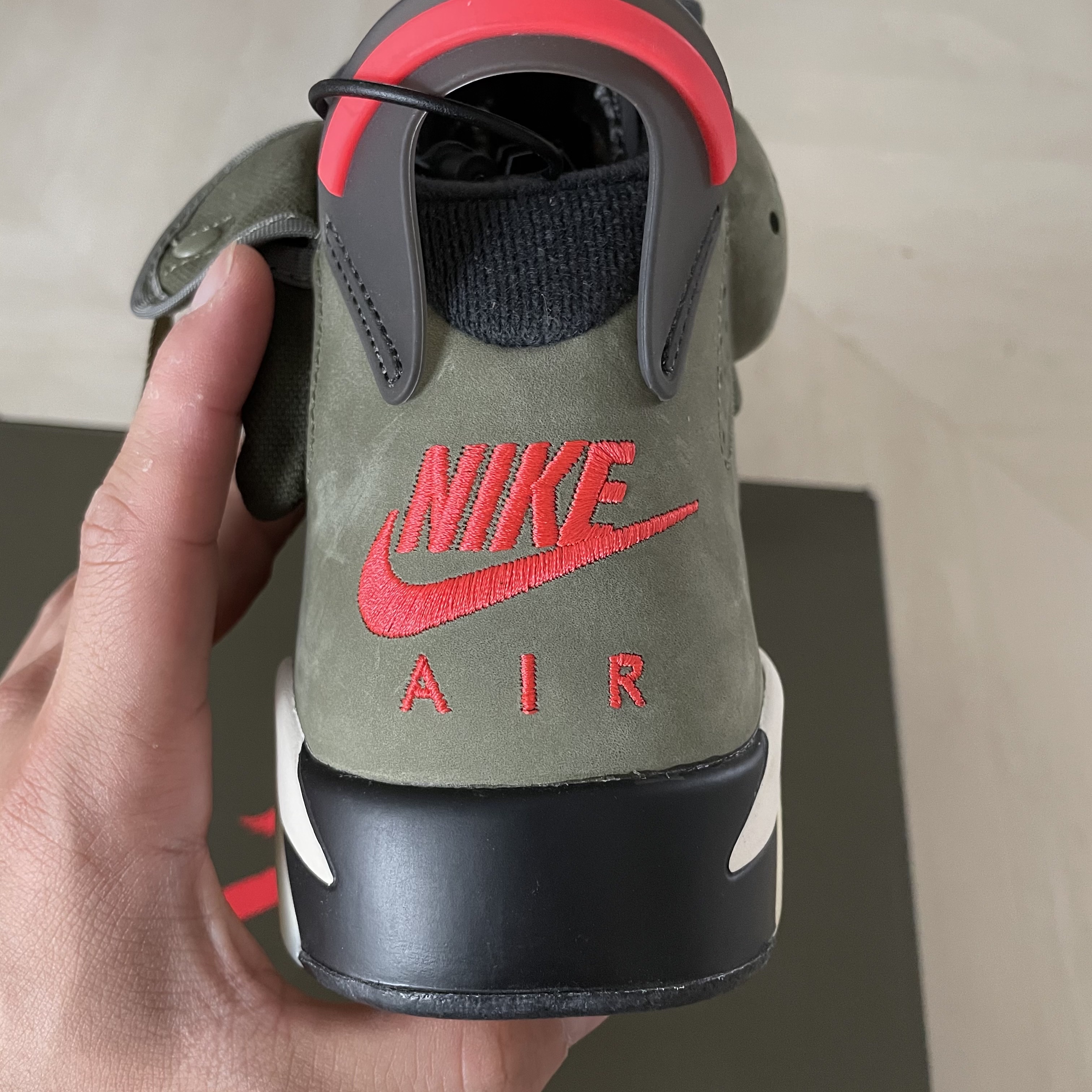 Jordan 6 x Travis Scott Retro Olive 착용 스타일 - 2