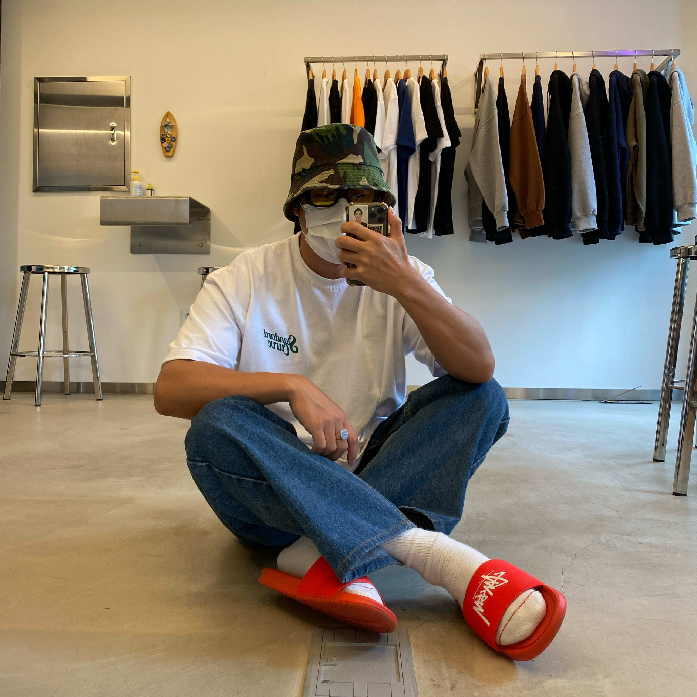Nike x Stussy Benassi Slide Habanero Red, Supreme Hanes Crew Socks White (4 Pack) 착용 스타일