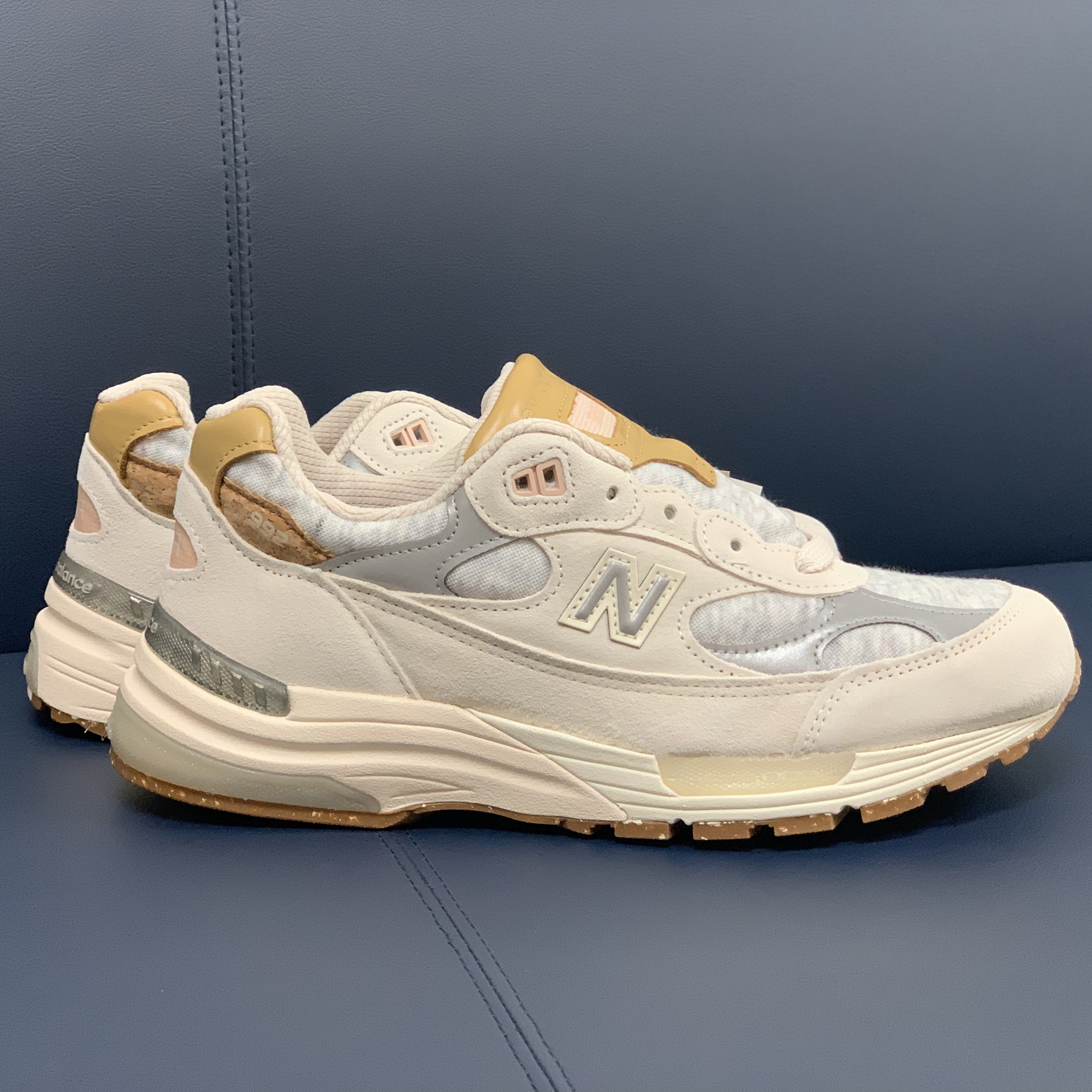 (W) New Balance 992 Made in USA Raw Silk 착용 스타일 - 2