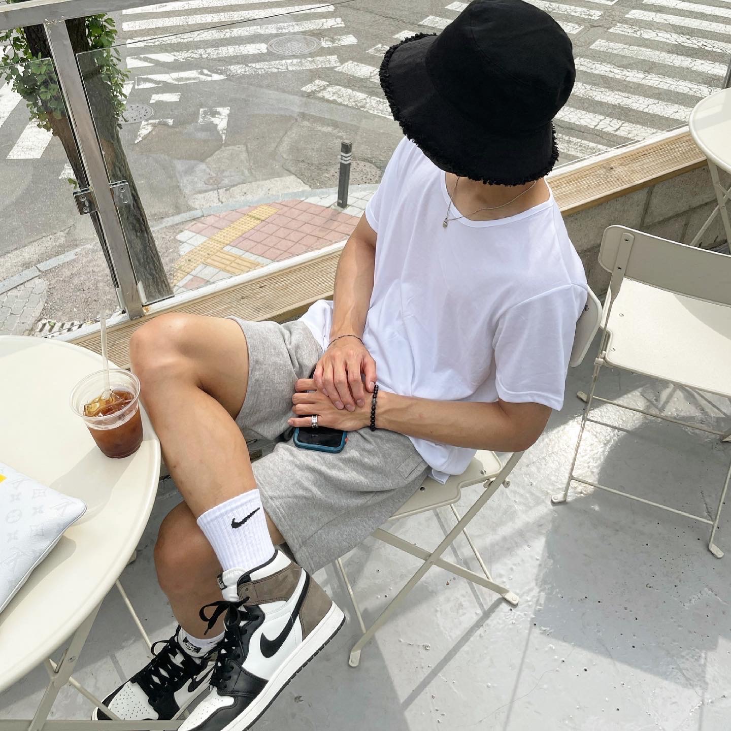 Jordan 1 Retro High OG Black Mocha 착용 스타일 - 1