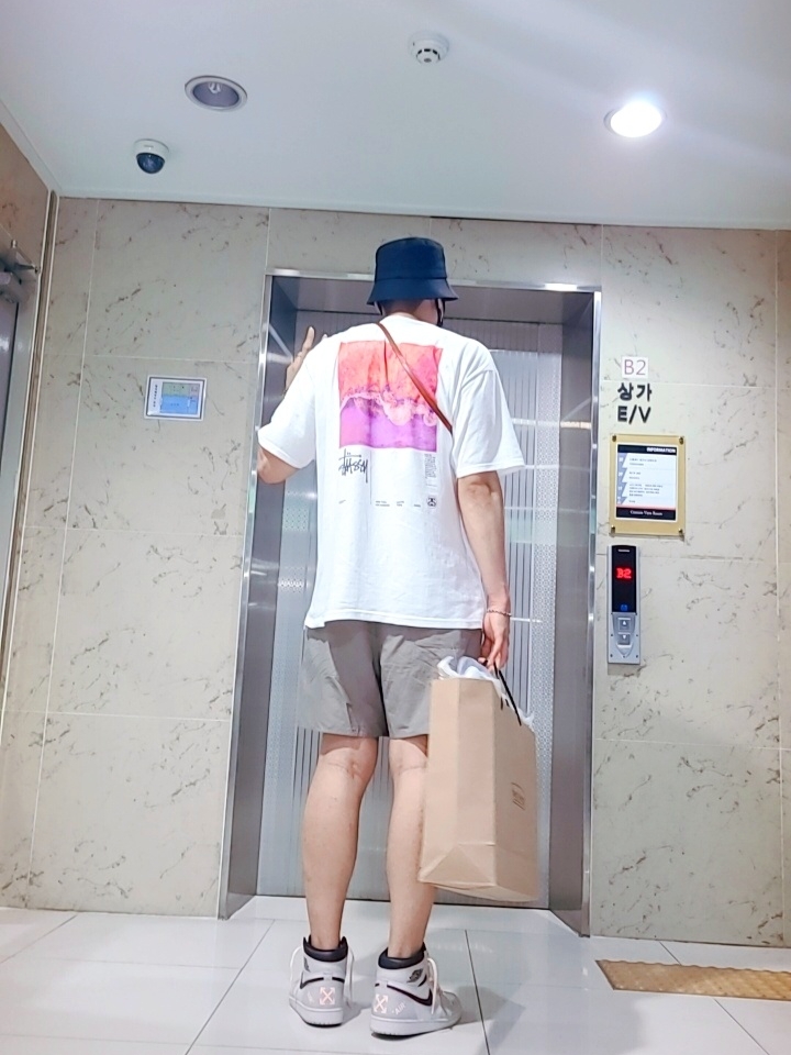 Jordan 1 Retro High OG Defiant SB NYC to Paris, Stussy Ocean Dream T-Shirt White 착용 스타일 - 2