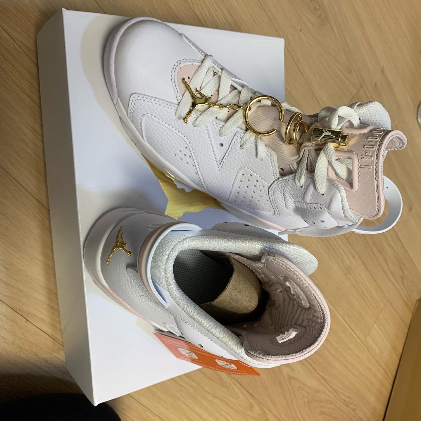 (W) Jordan 6 Retro Gold Hoops 착용 스타일 - 2