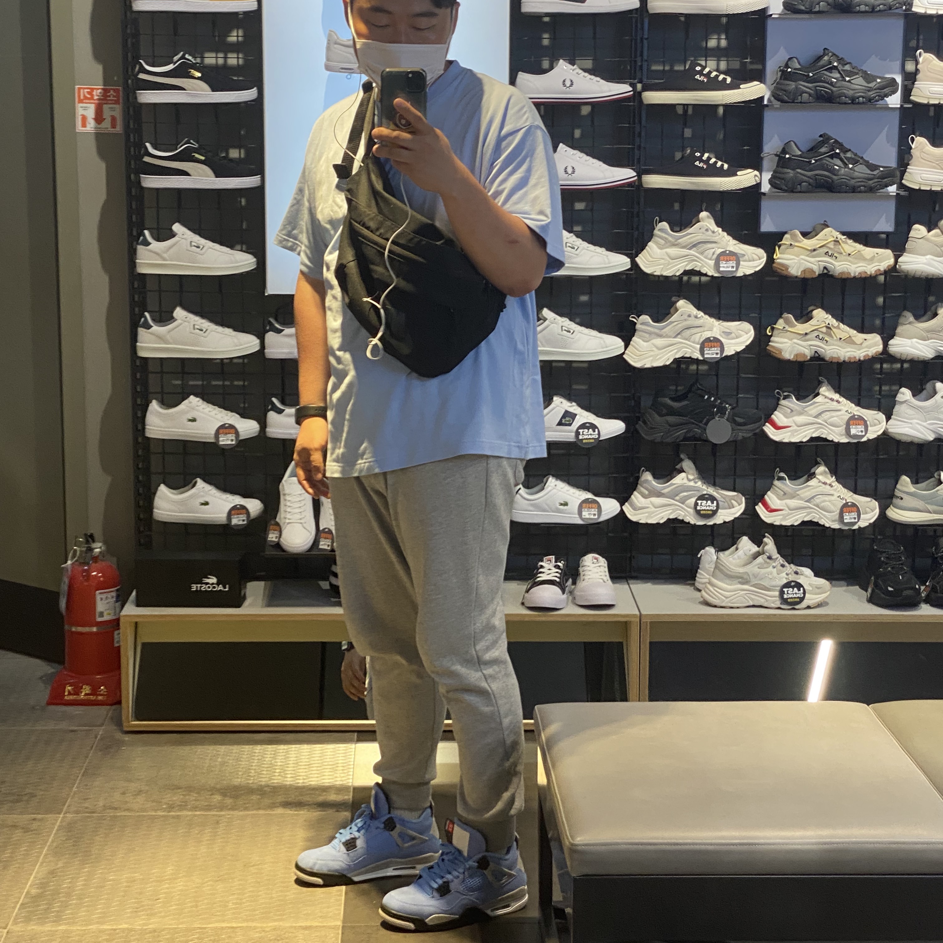 Jordan 4 Retro University Blue, Nike NRG Solo Swoosh T-Shirt Psychic Blue - US/EU 착용 스타일 - 3