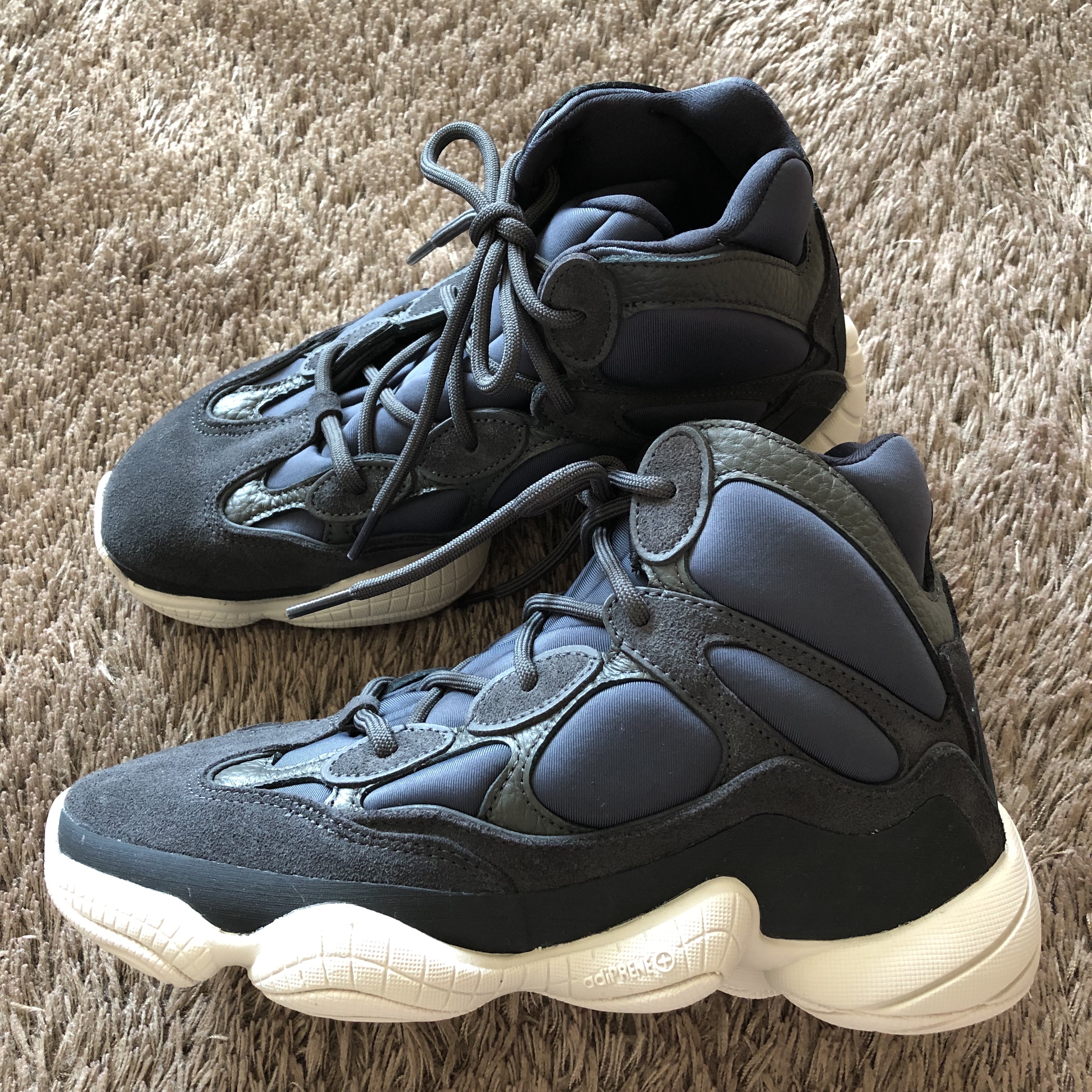 Adidas Yeezy 500 High Slate 착용 스타일 - 3