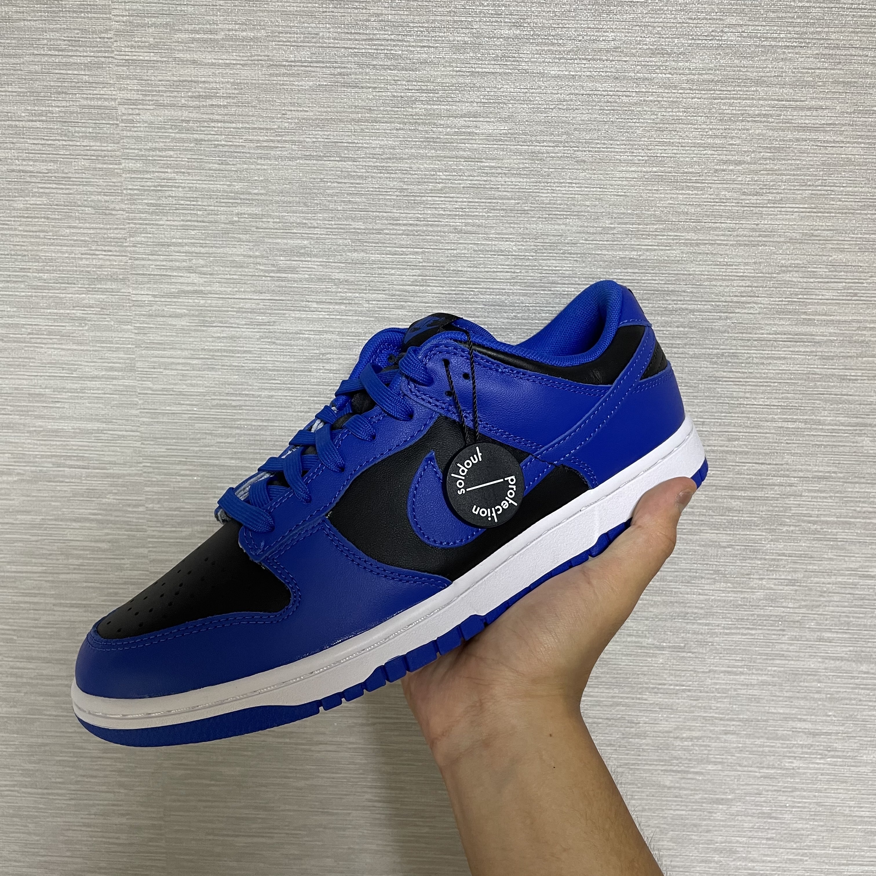 Nike Dunk Low Retro Hyper Cobalt 착용 스타일 - 2