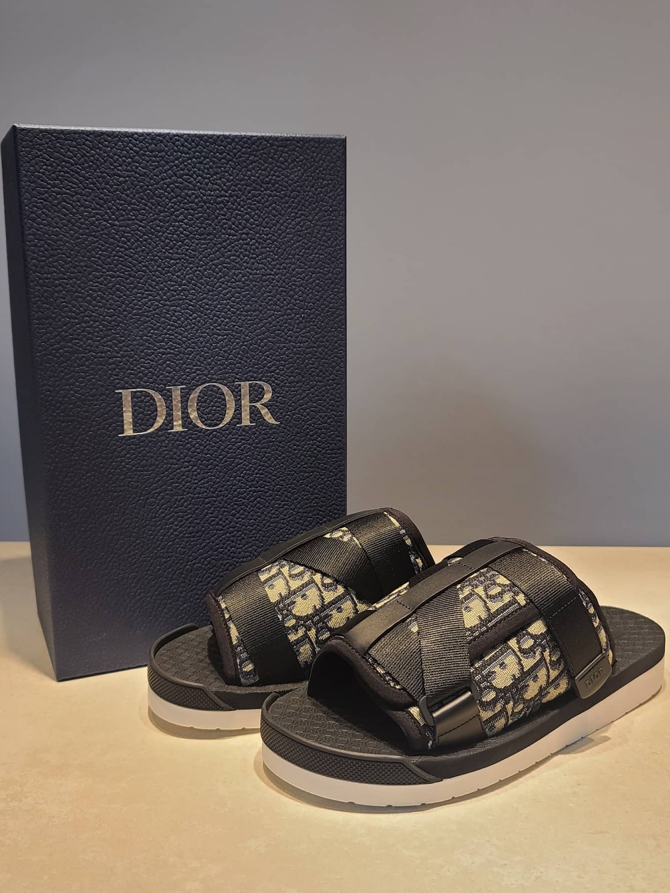 Dior Alpha Sandal Beige & Black Dior Oblique Jacquard 착용 스타일