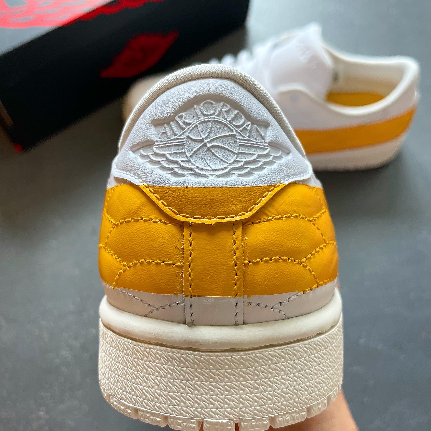 Jordan 1 Centre Court White University Gold 착용 스타일 - 3