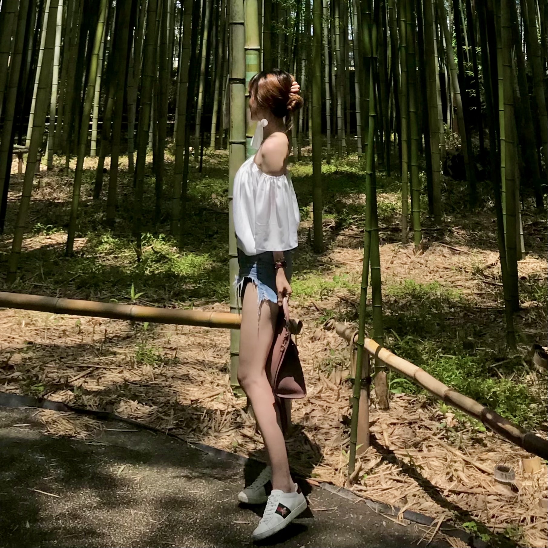 (W) Gucci Ace Bee Embroidered Sneakers 착용 스타일 - 2
