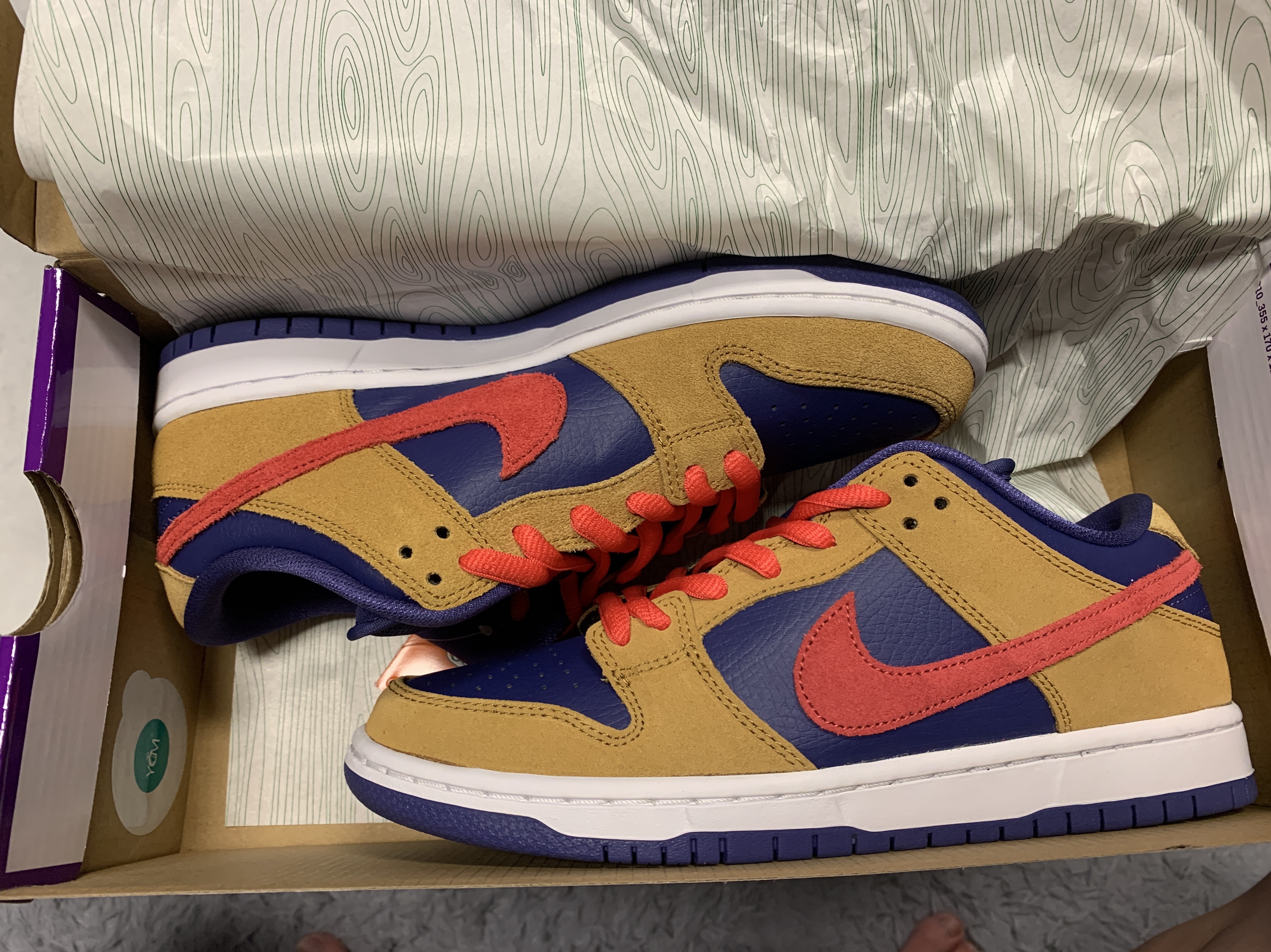 Nike SB Dunk Low Pro Wheat and Purple 착용 스타일 - 2