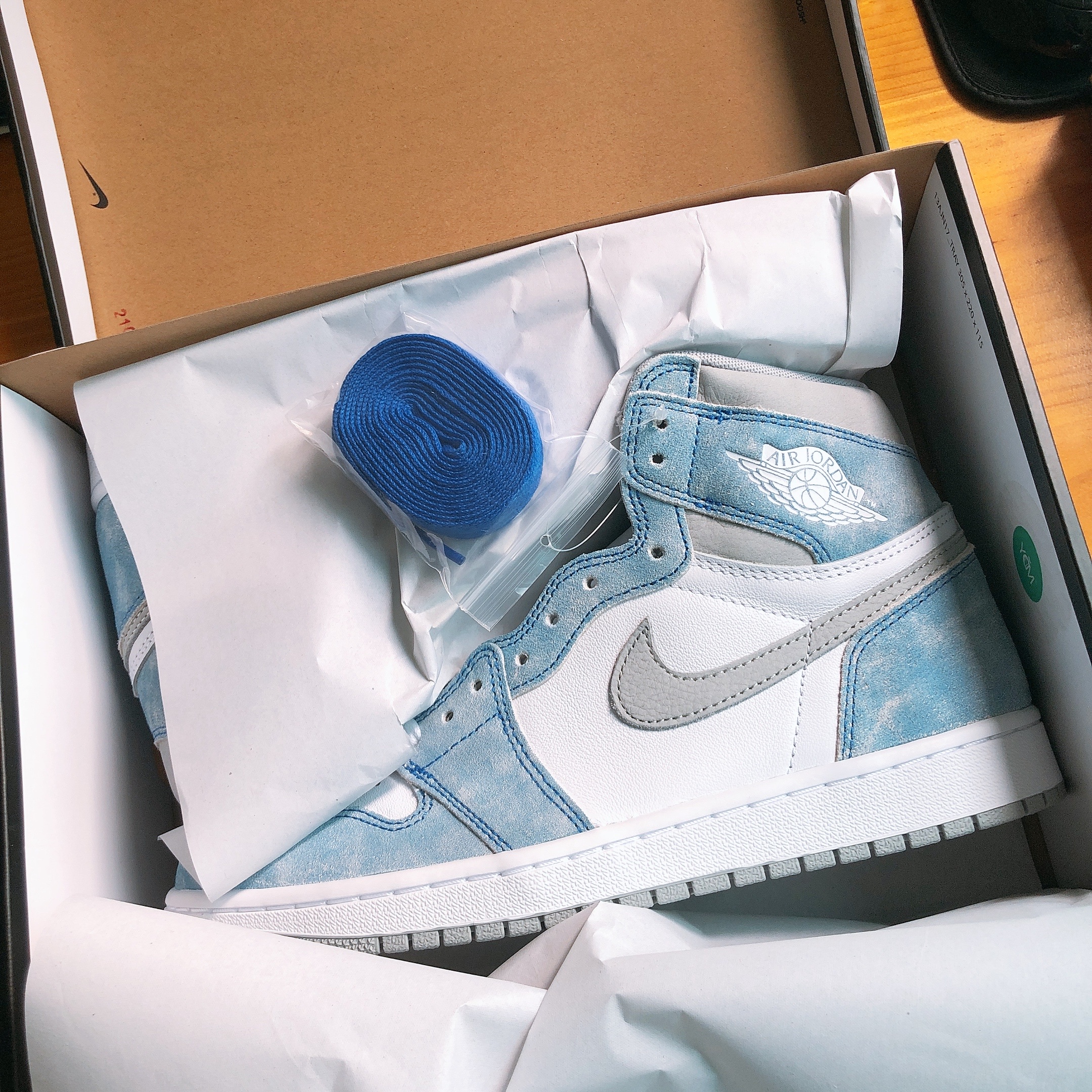 Jordan 1 Retro High OG Hyper Royal 착용 스타일
