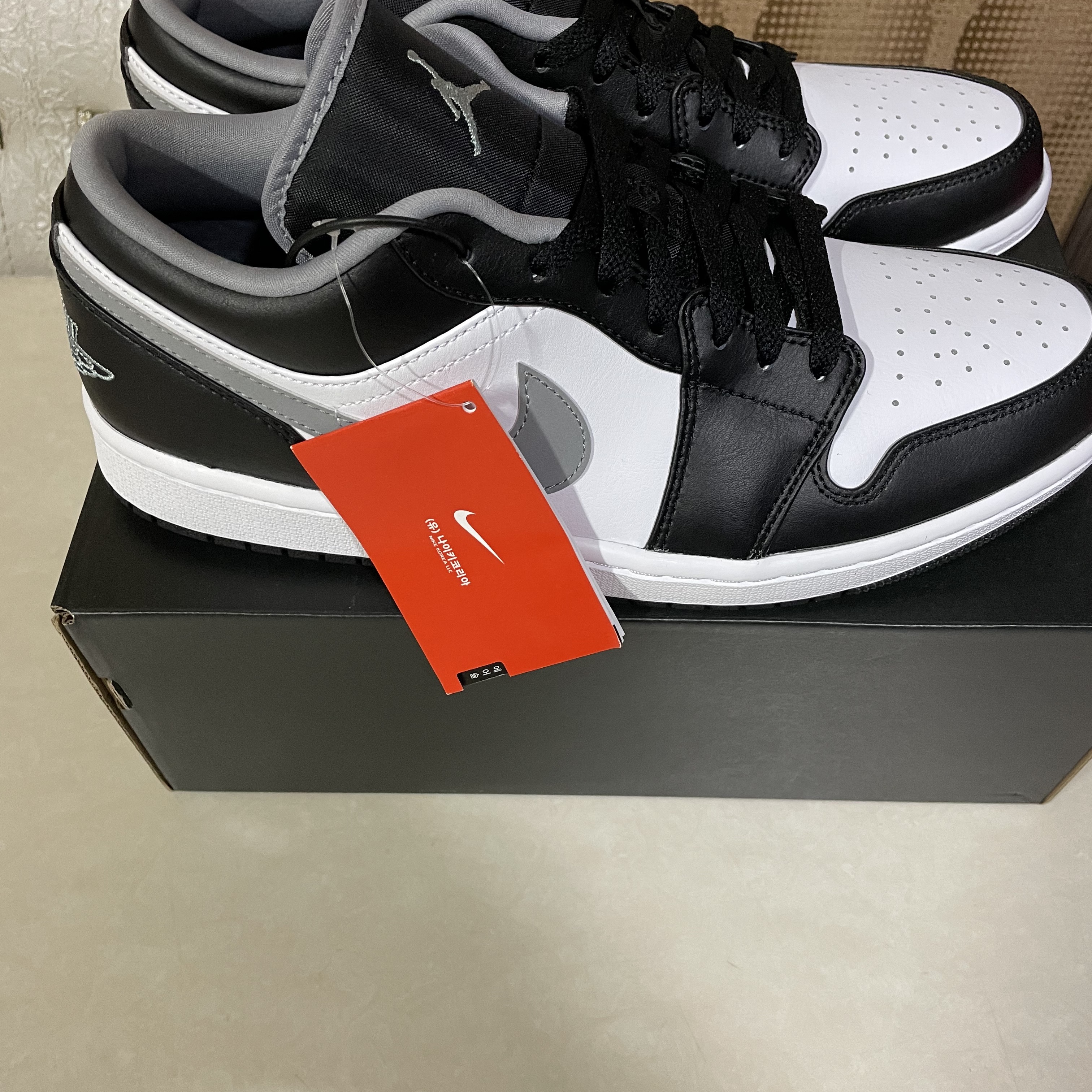 Jordan 1 Low Black Particle Grey 착용 스타일 - 1