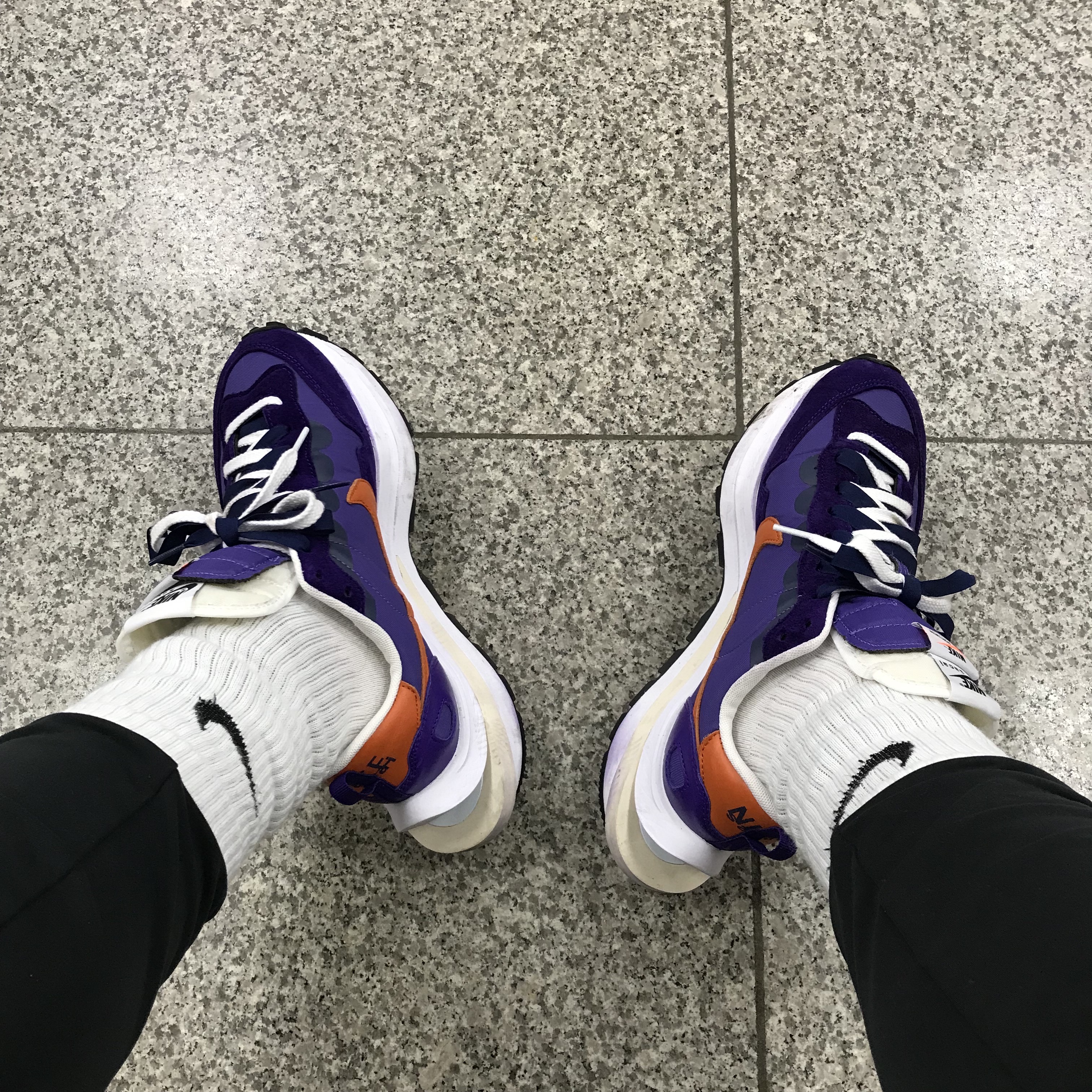 Nike x Sacai VaporWaffle Dark Iris 착용 스타일