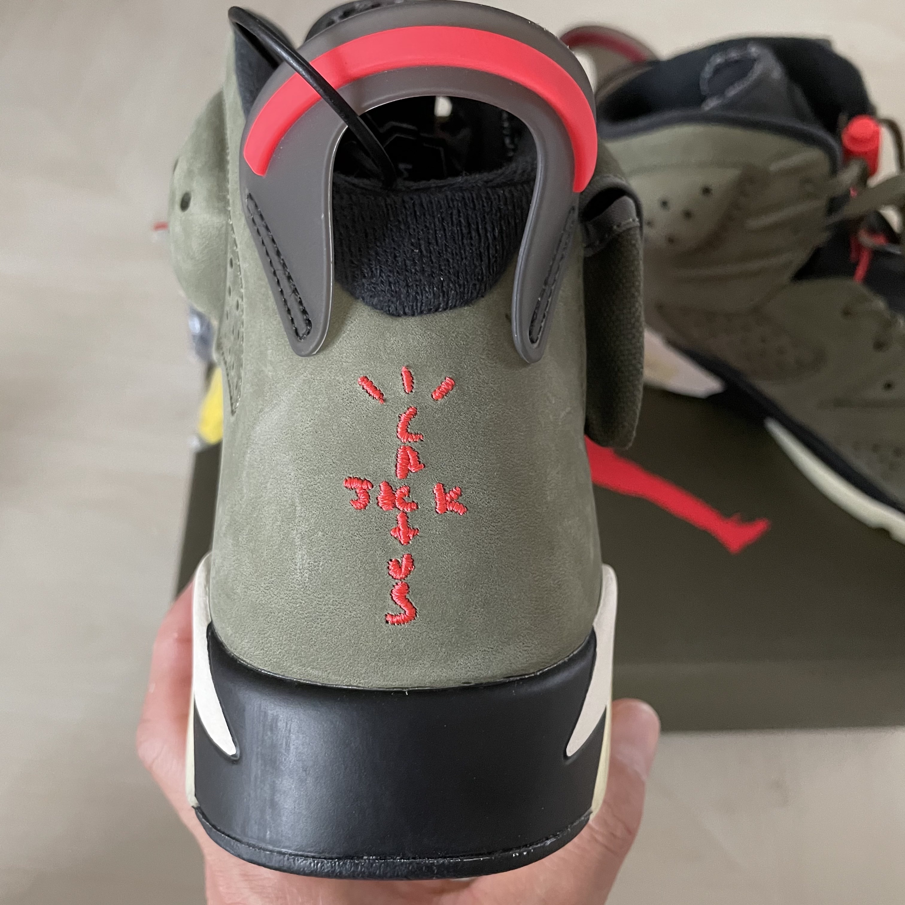 Jordan 6 x Travis Scott Retro Olive 착용 스타일 - 3