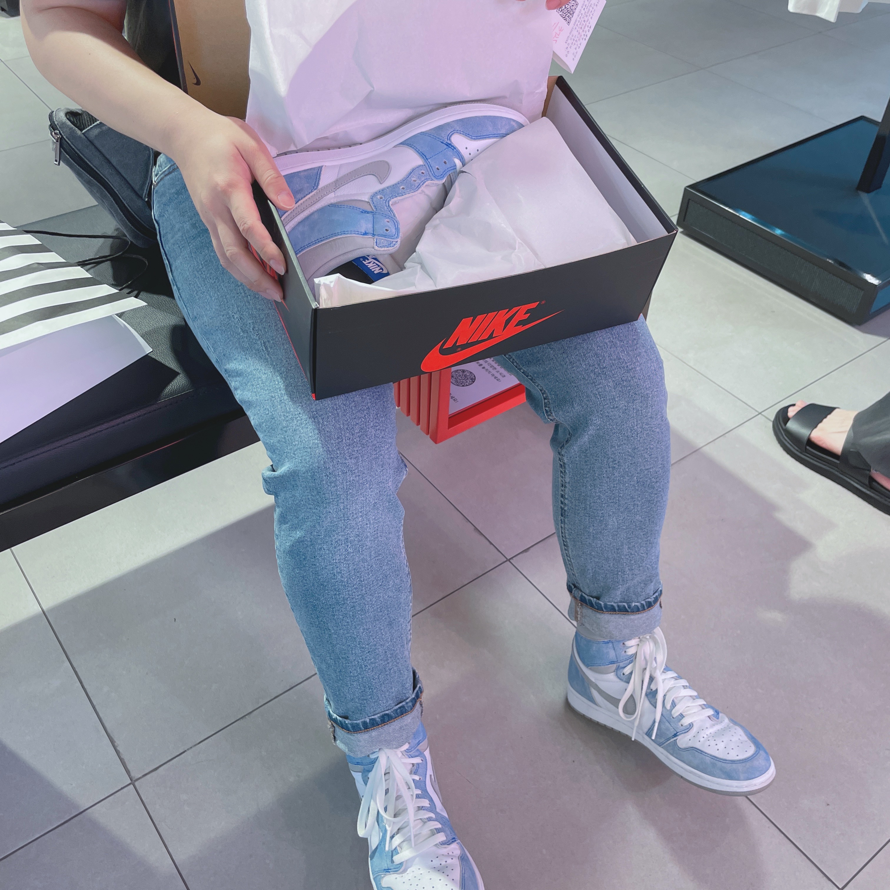 Jordan 1 Retro High OG Hyper Royal 착용 스타일