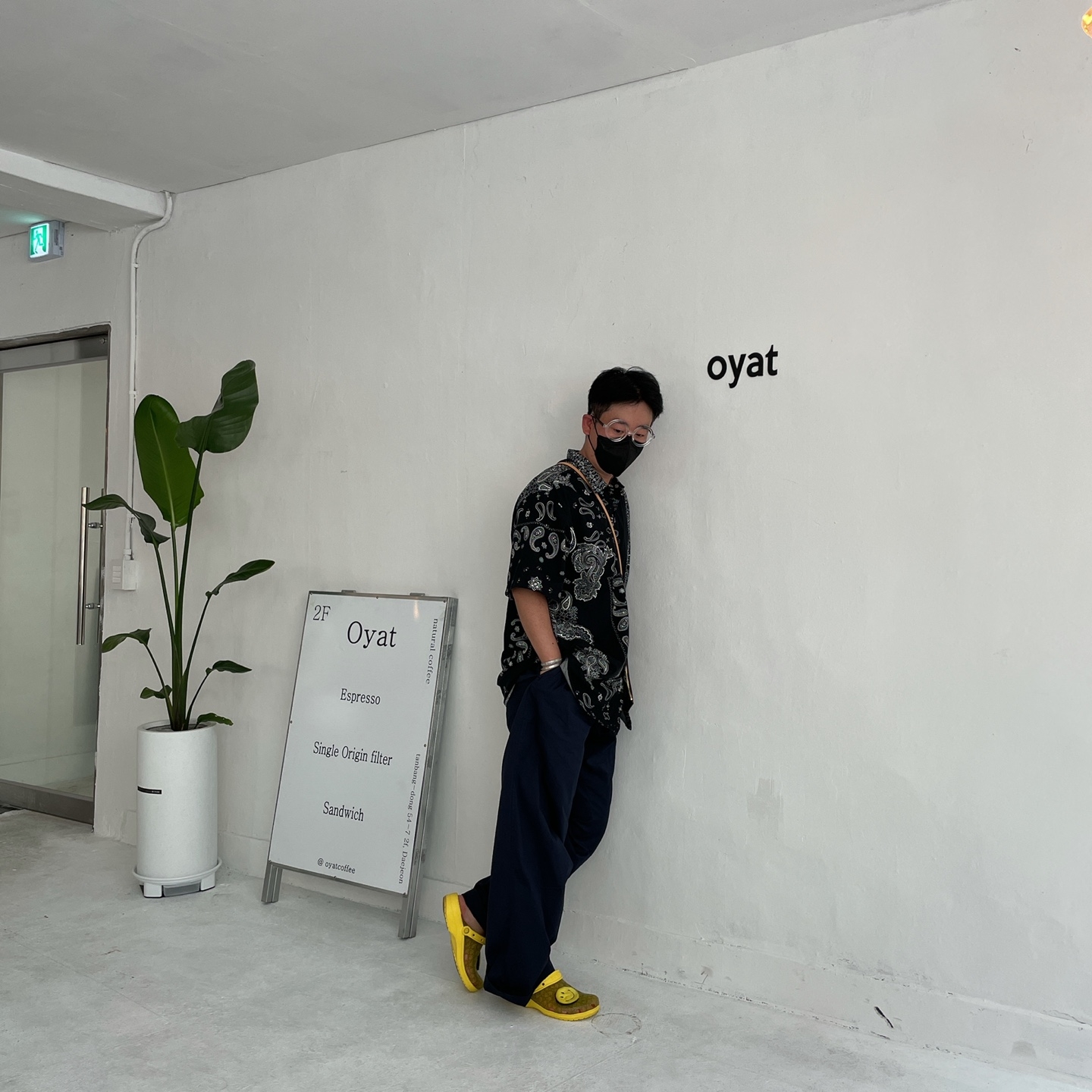 Crocs x Smiley Classic Translucent Clog 착용 스타일 - 1