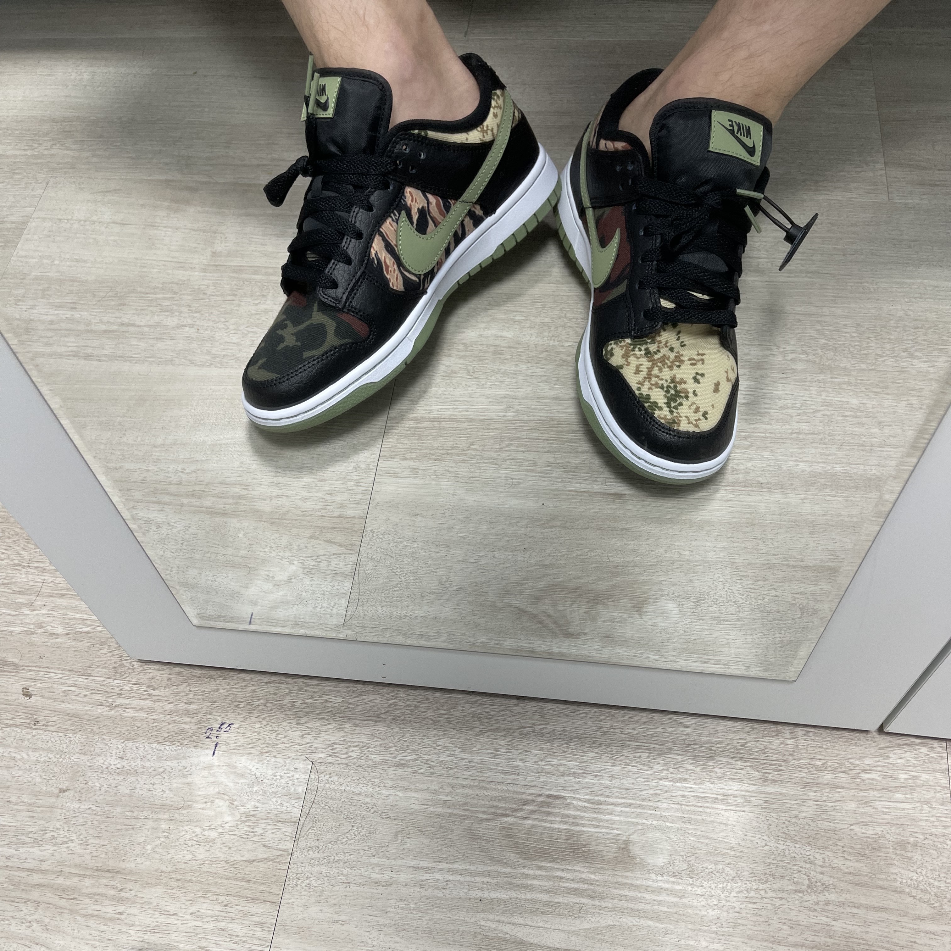 Nike Dunk Low SE Black Multi Camo 착용 스타일