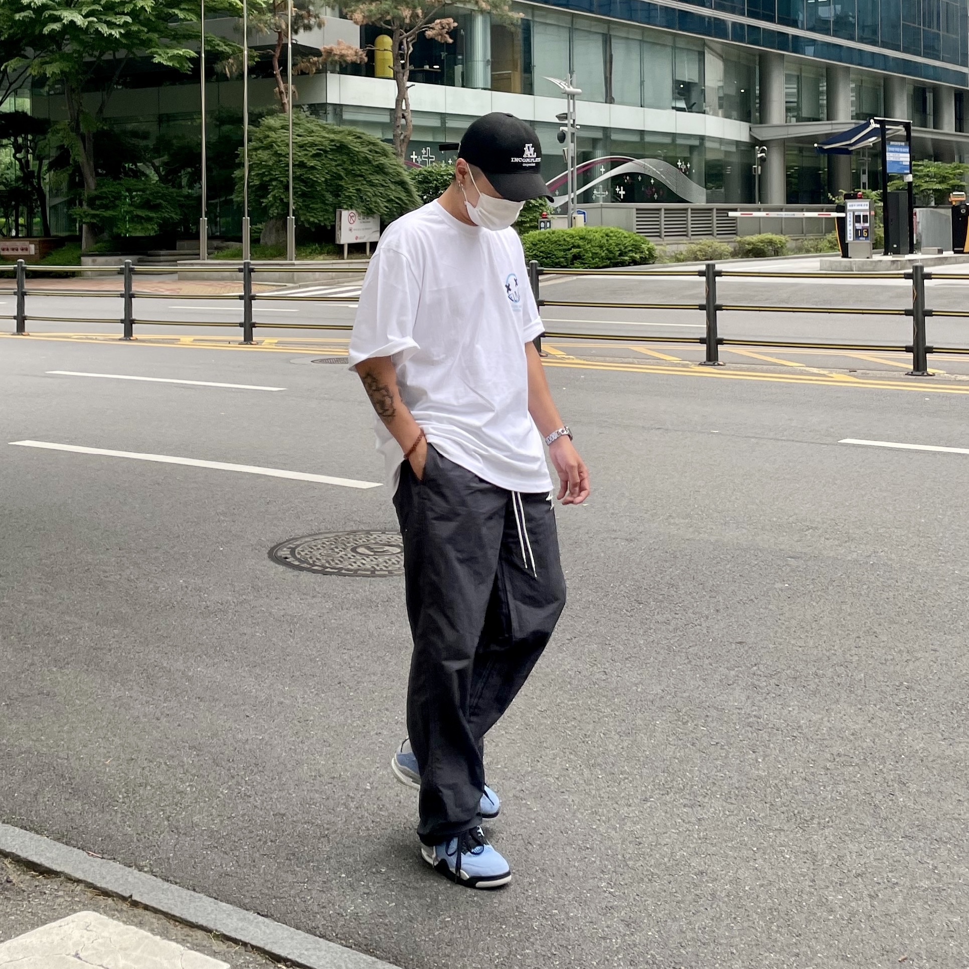 Nike x Stussy Beach Pants Off Noir, Jordan 4 Retro University Blue 착용 스타일