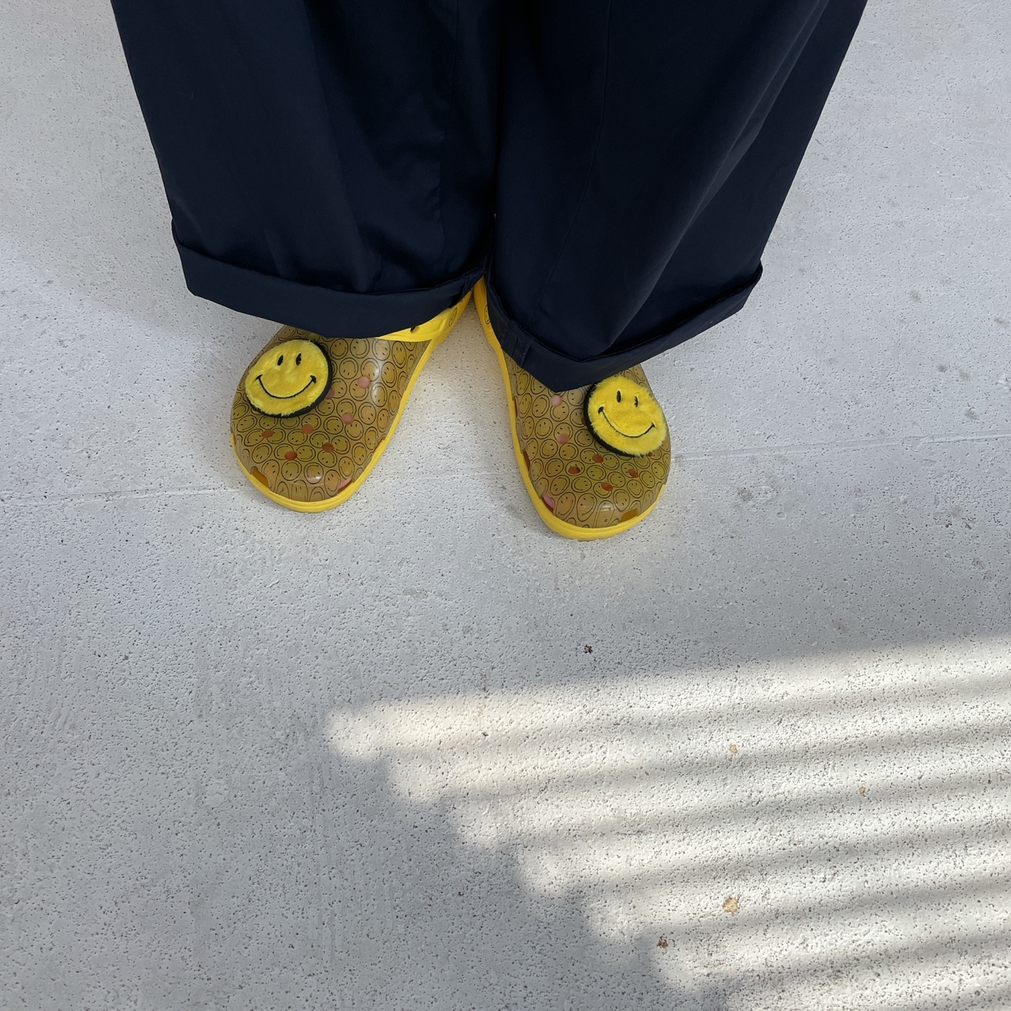 Crocs x Smiley Classic Translucent Clog 착용 스타일 - 2