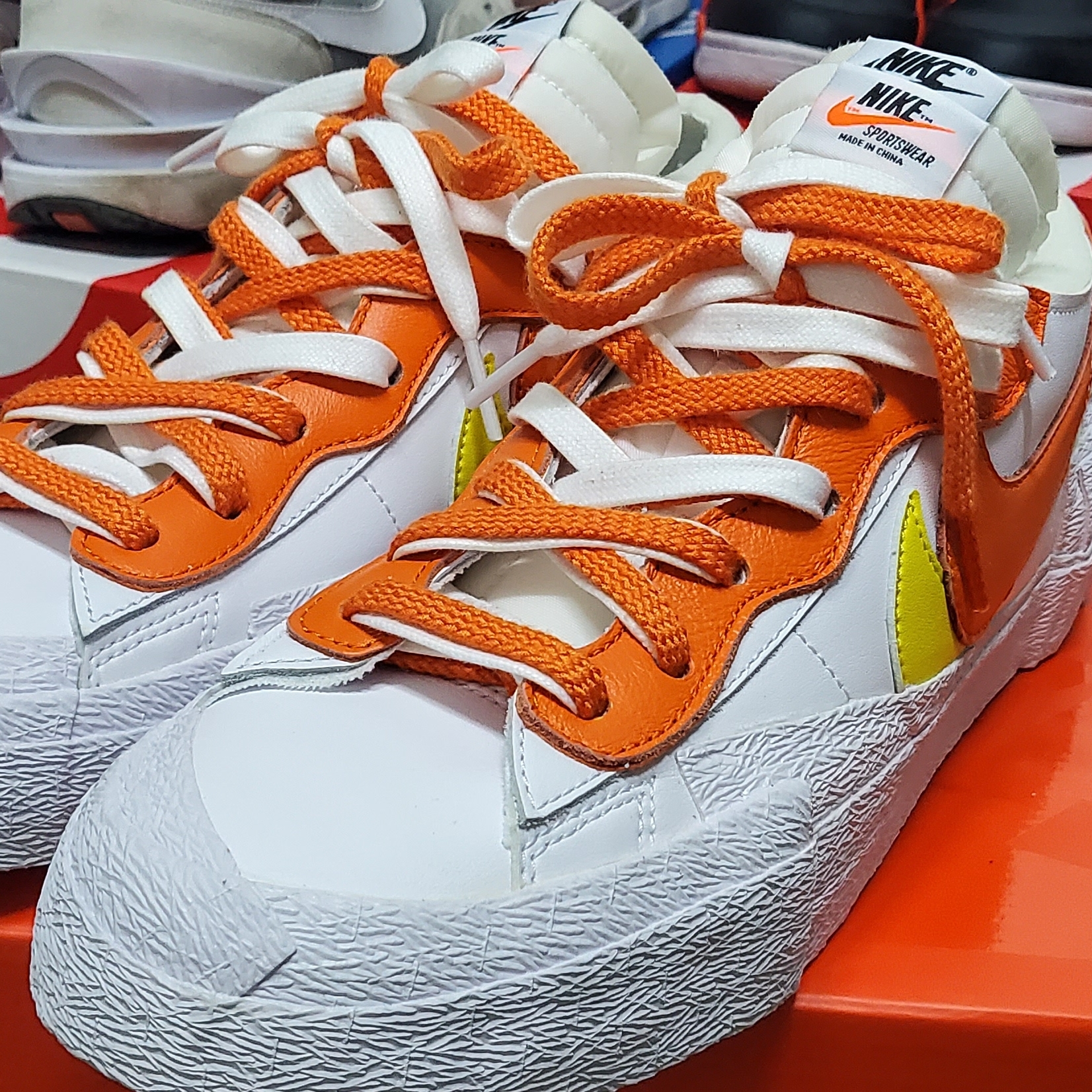 Nike x Sacai Blazer Low Magma Orange 착용 스타일 - 3
