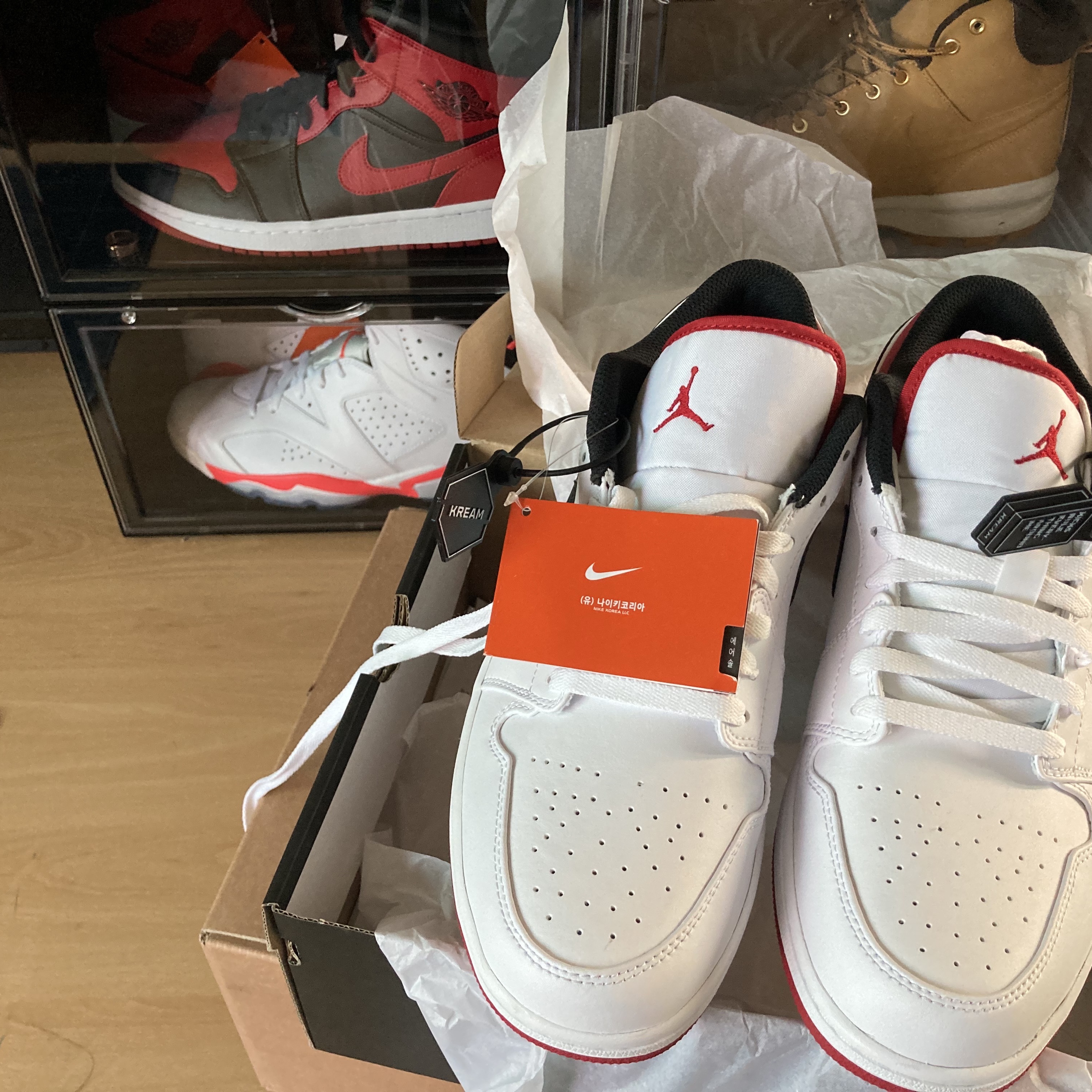 Jordan 1 Low White Red Black 착용 스타일 - 2